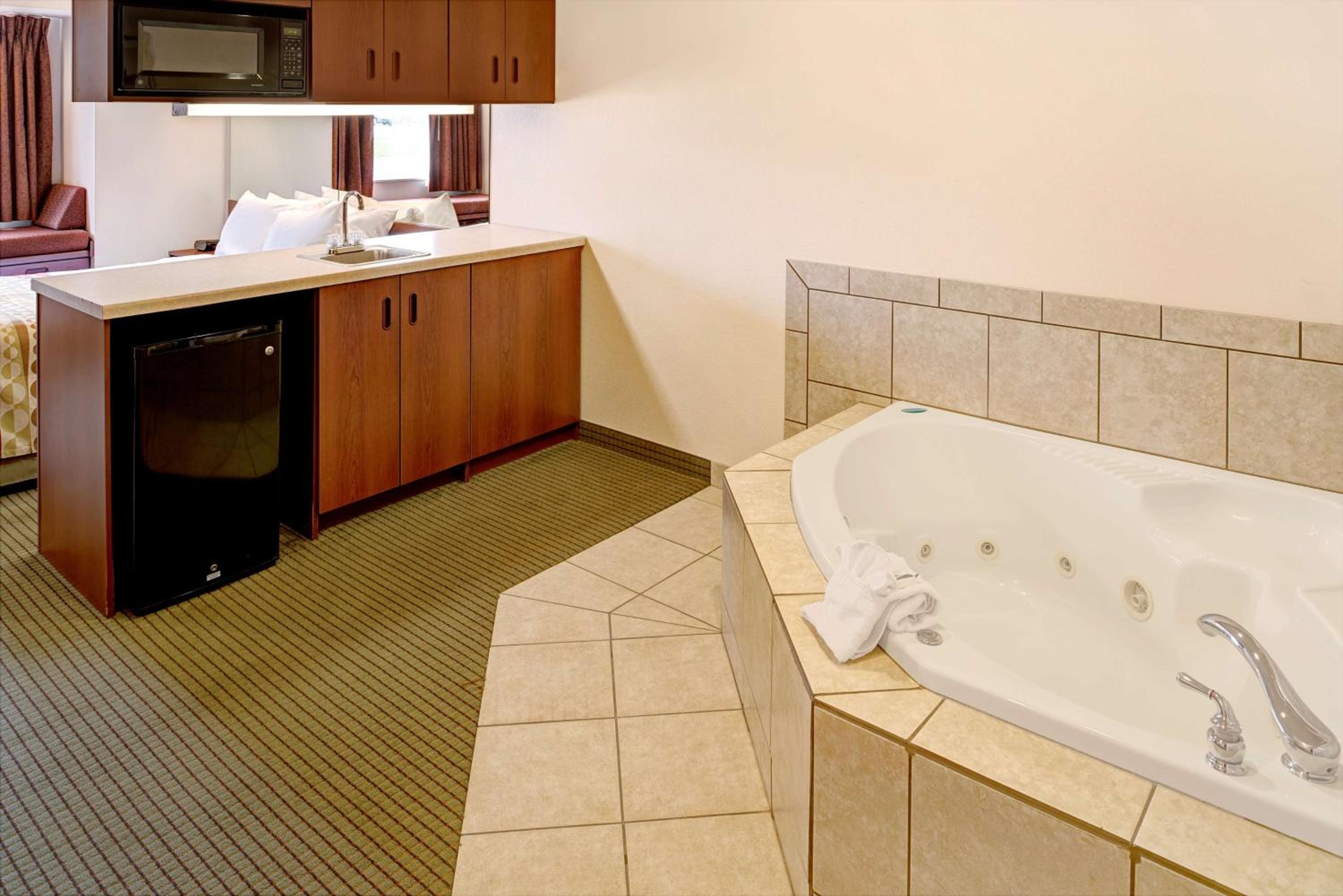 Deluxe Queen Studio Suite - Non-Smoking - Photo 5