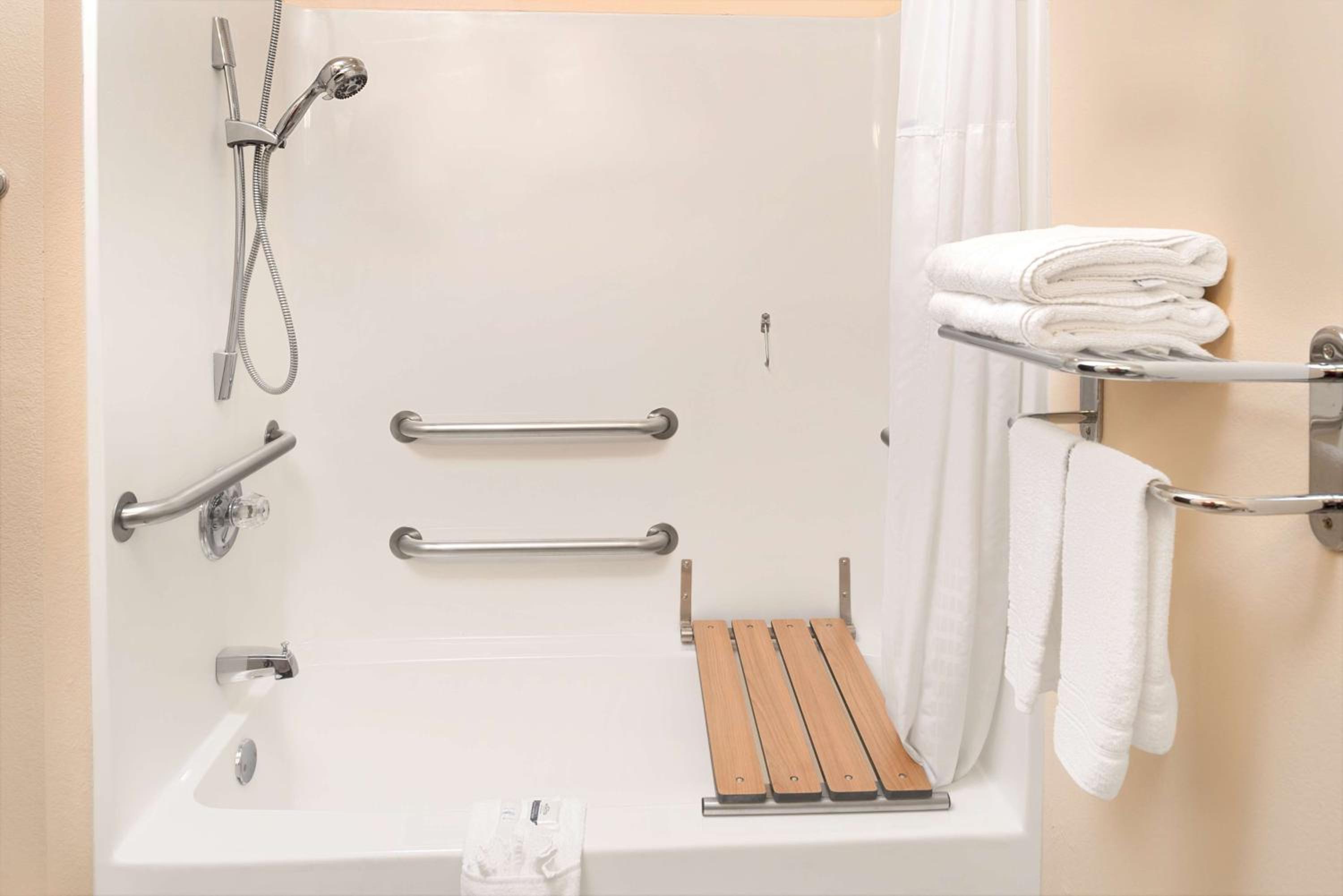 1 Queen Bed, Studio Mobility Accessible Suite, Non-Smoking - Photo 6