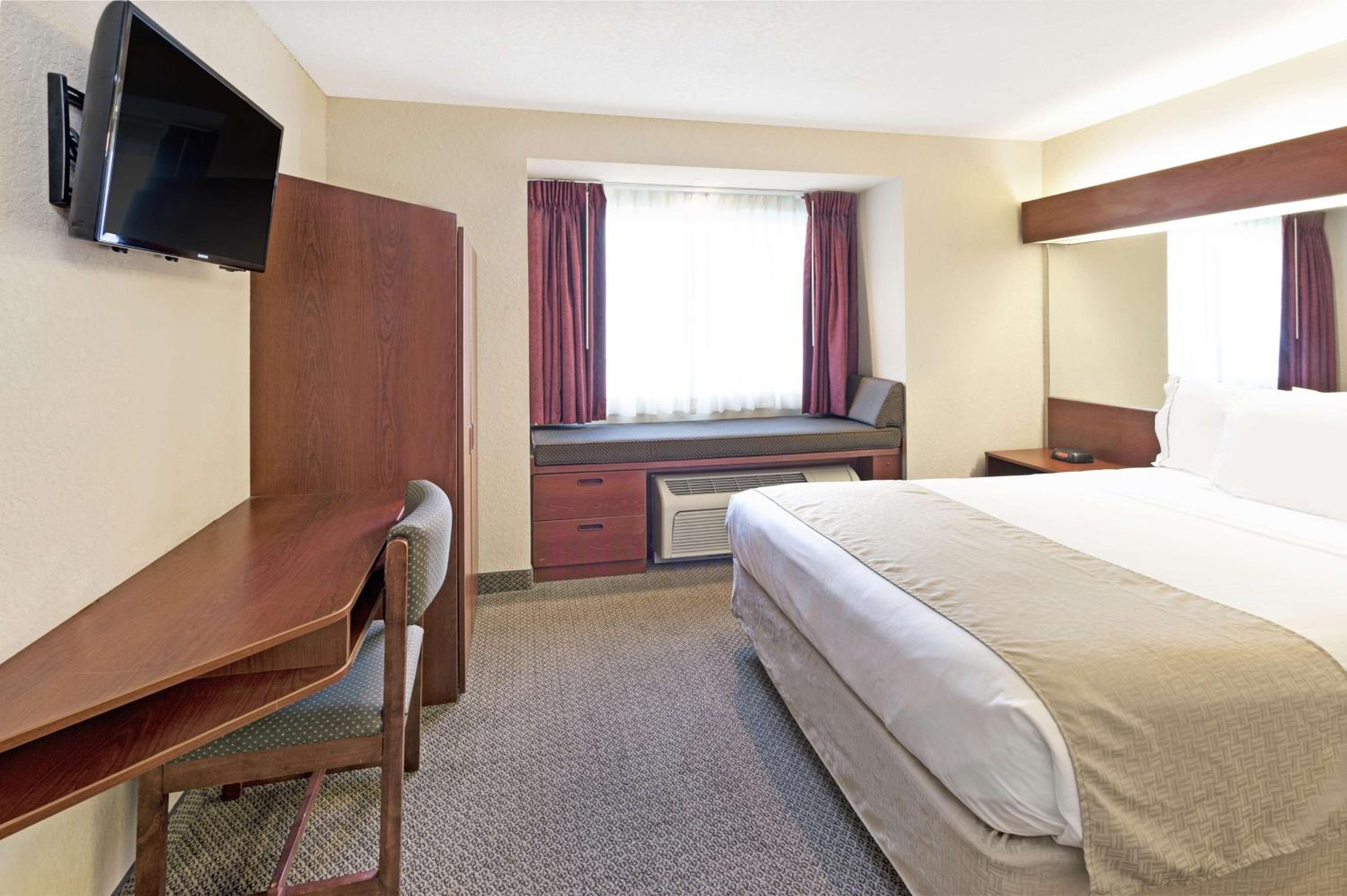 Queen Suite - Non-Smoking - Photo 5
