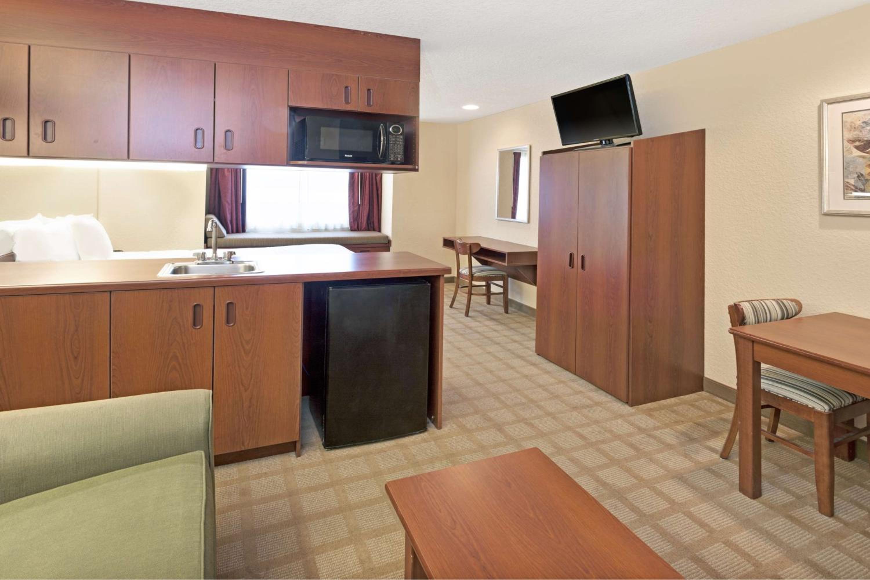 Queen Suite - Non-Smoking - Photo 6