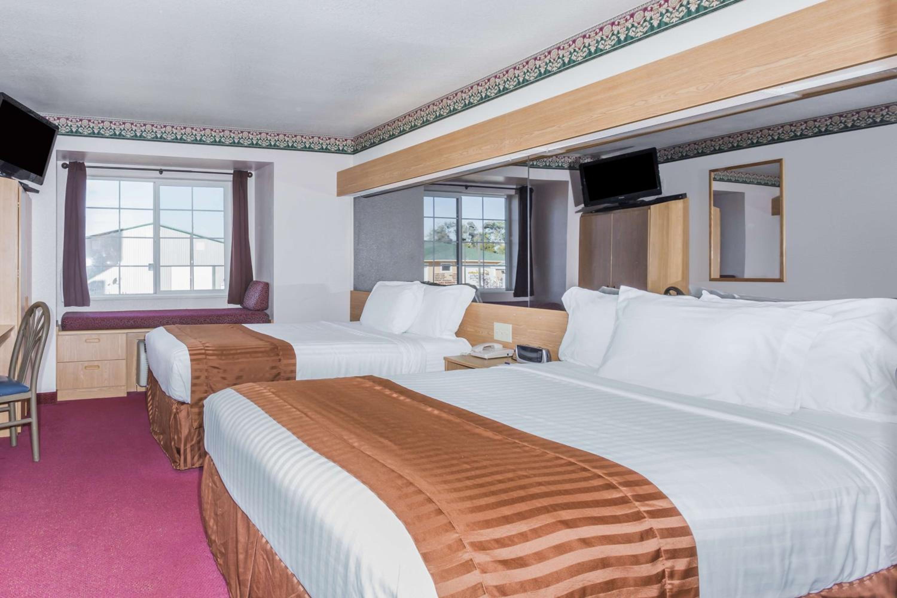 2 Queen Beds | Non-Smoking, Micfridge - Photo 3