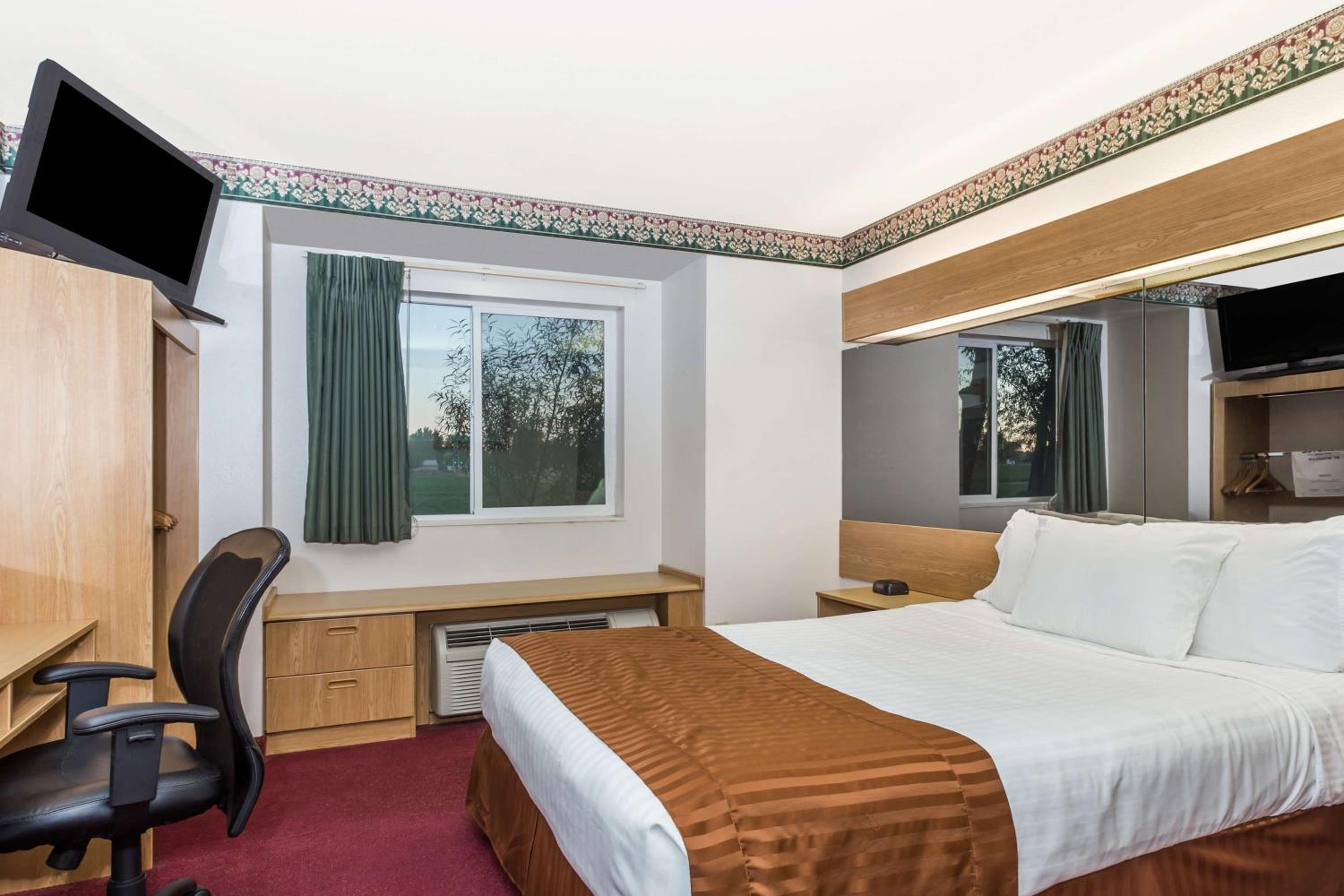 1 Queen Bed | Non-Smoking, Micfridge - Photo 3