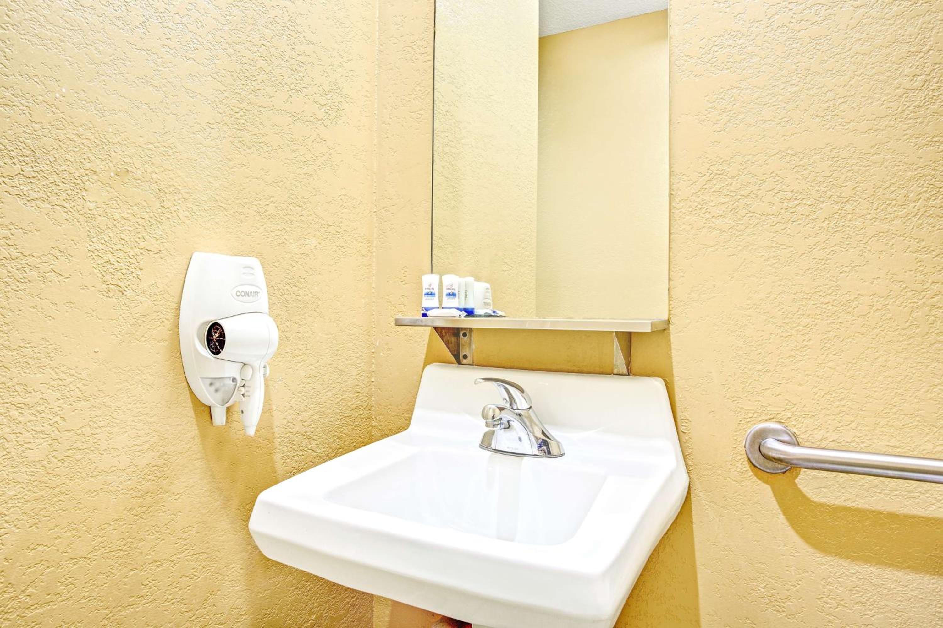 Queen Room - Non-Smoking - Photo 5
