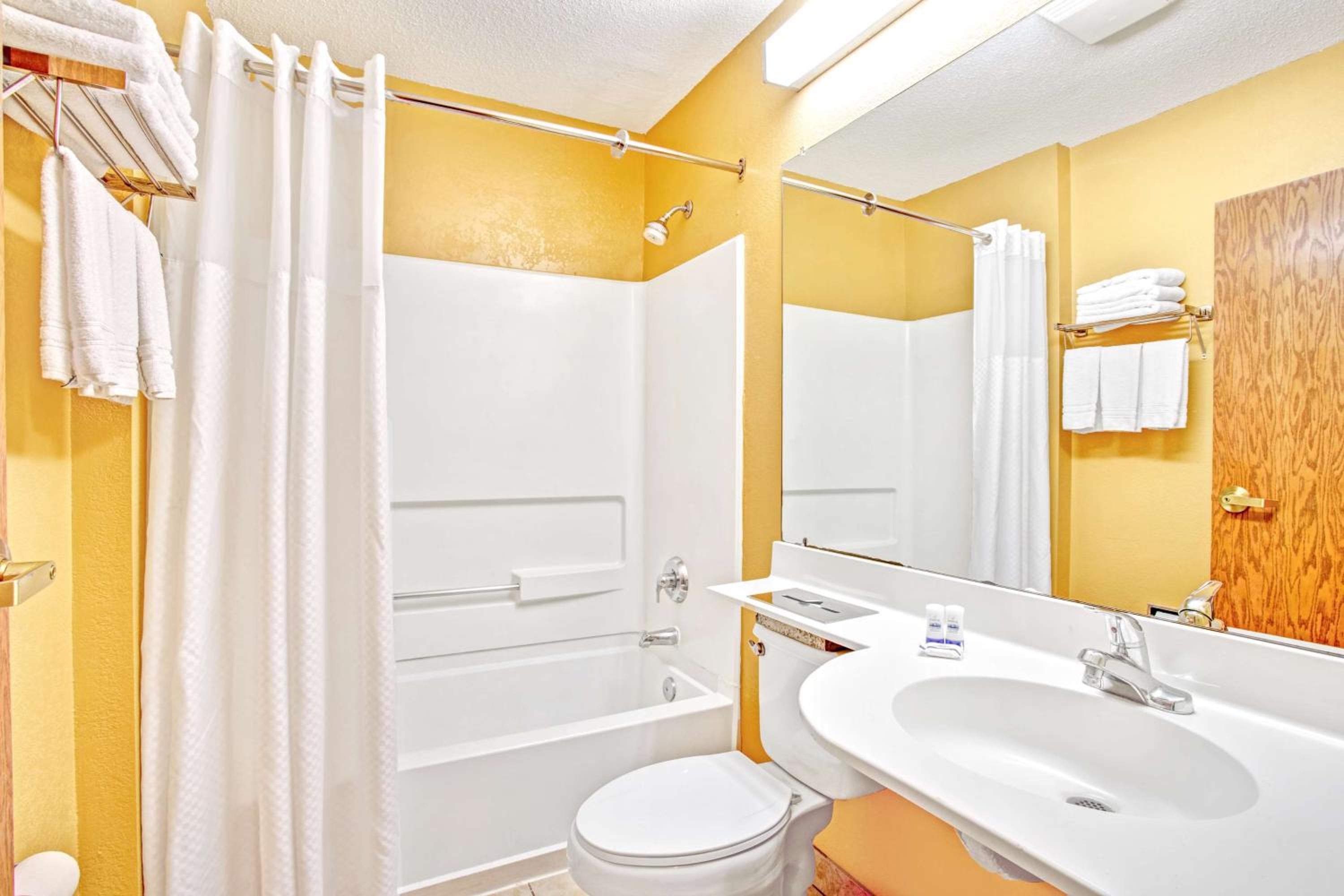 Queen Room - Non-Smoking - Photo 4