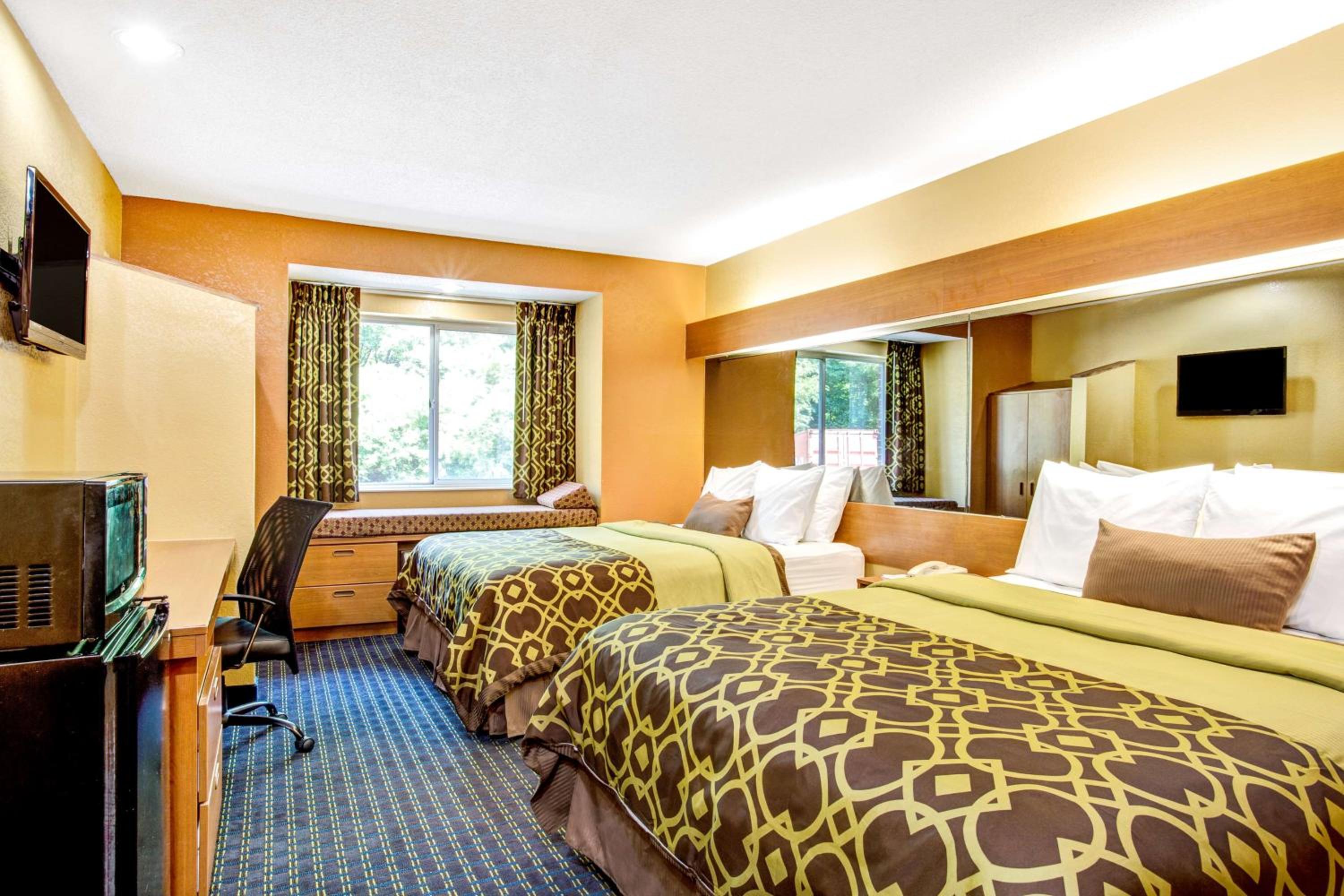Queen Room With Two Queen Beds - Non-Smoking - Photo 3