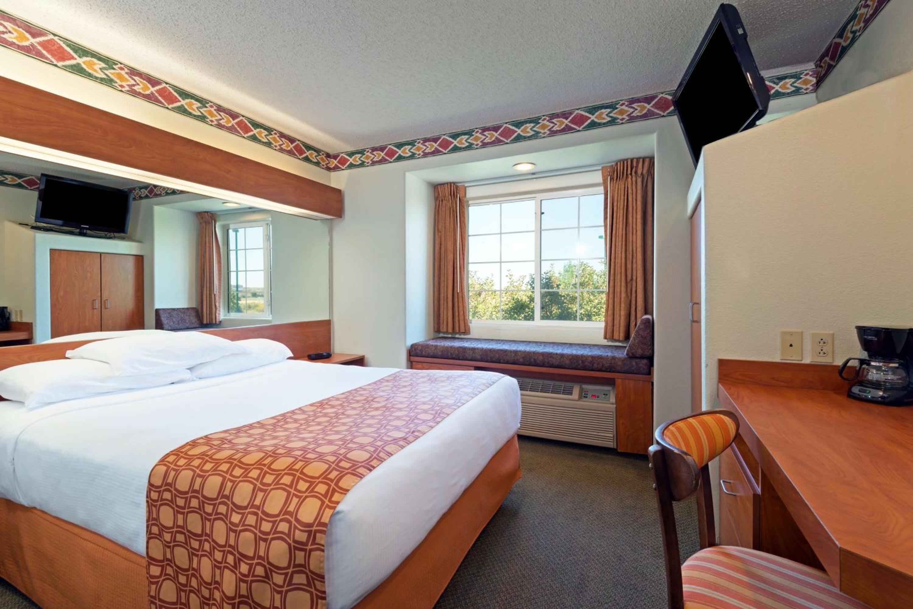 Queen Studio Suite - Disability Access/Non-Smoking  - Photo 1