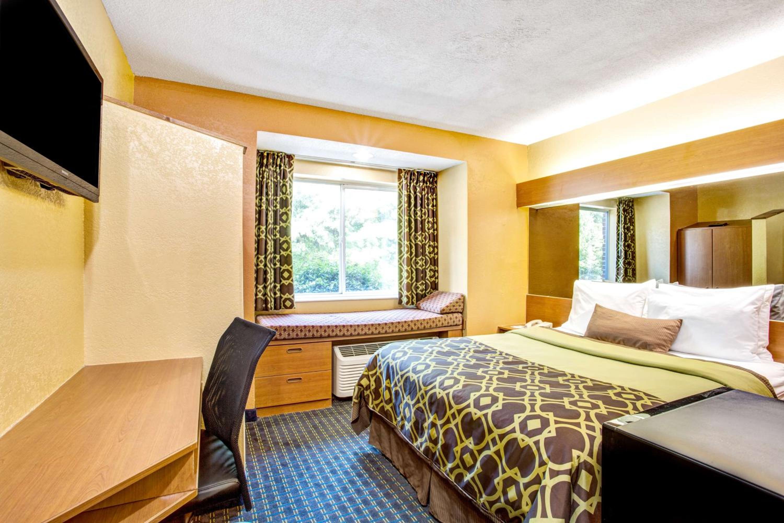 Queen Room - Non-Smoking - Photo 6