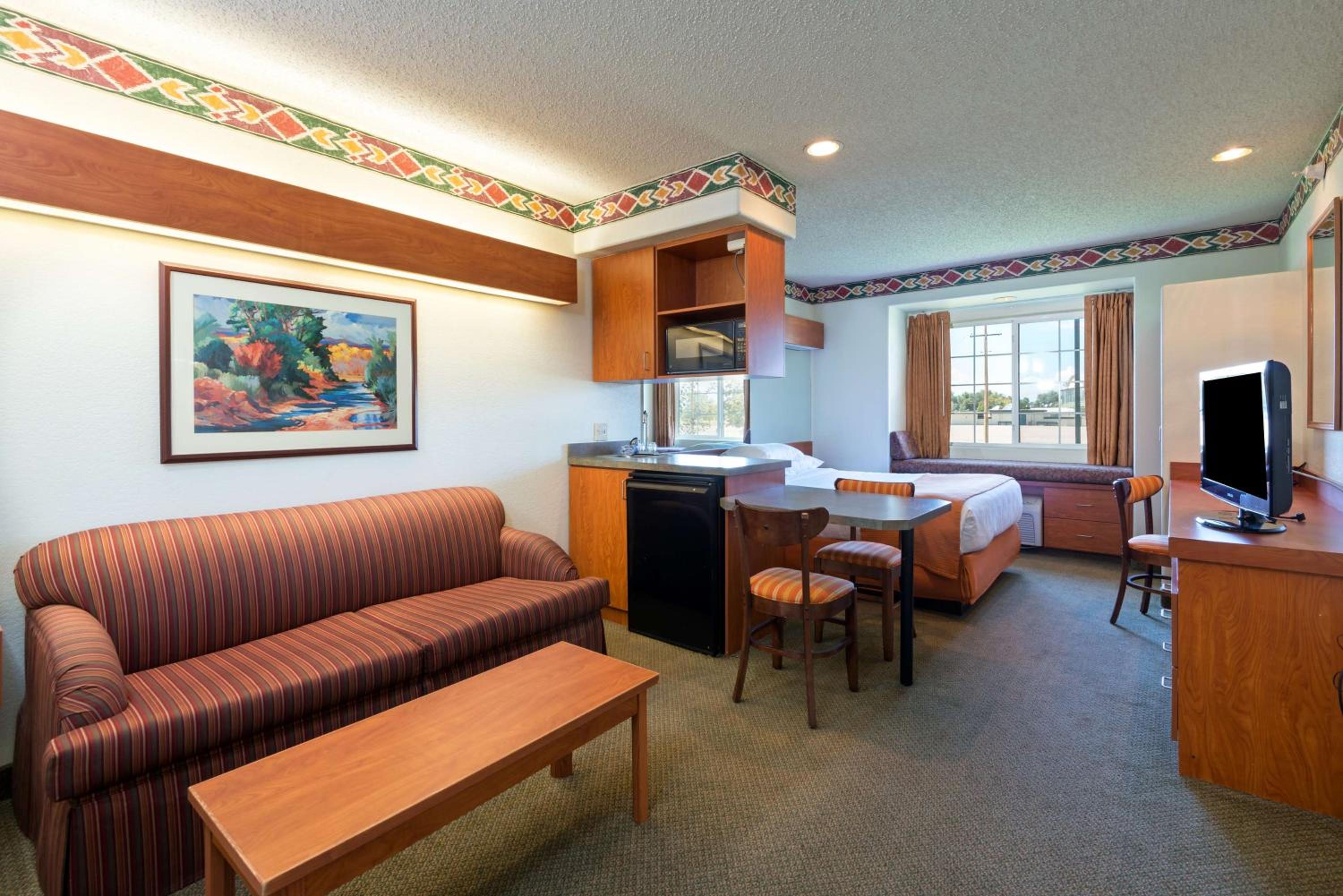 Queen Studio Suite - Disability Access/Non-Smoking  - Photo 3