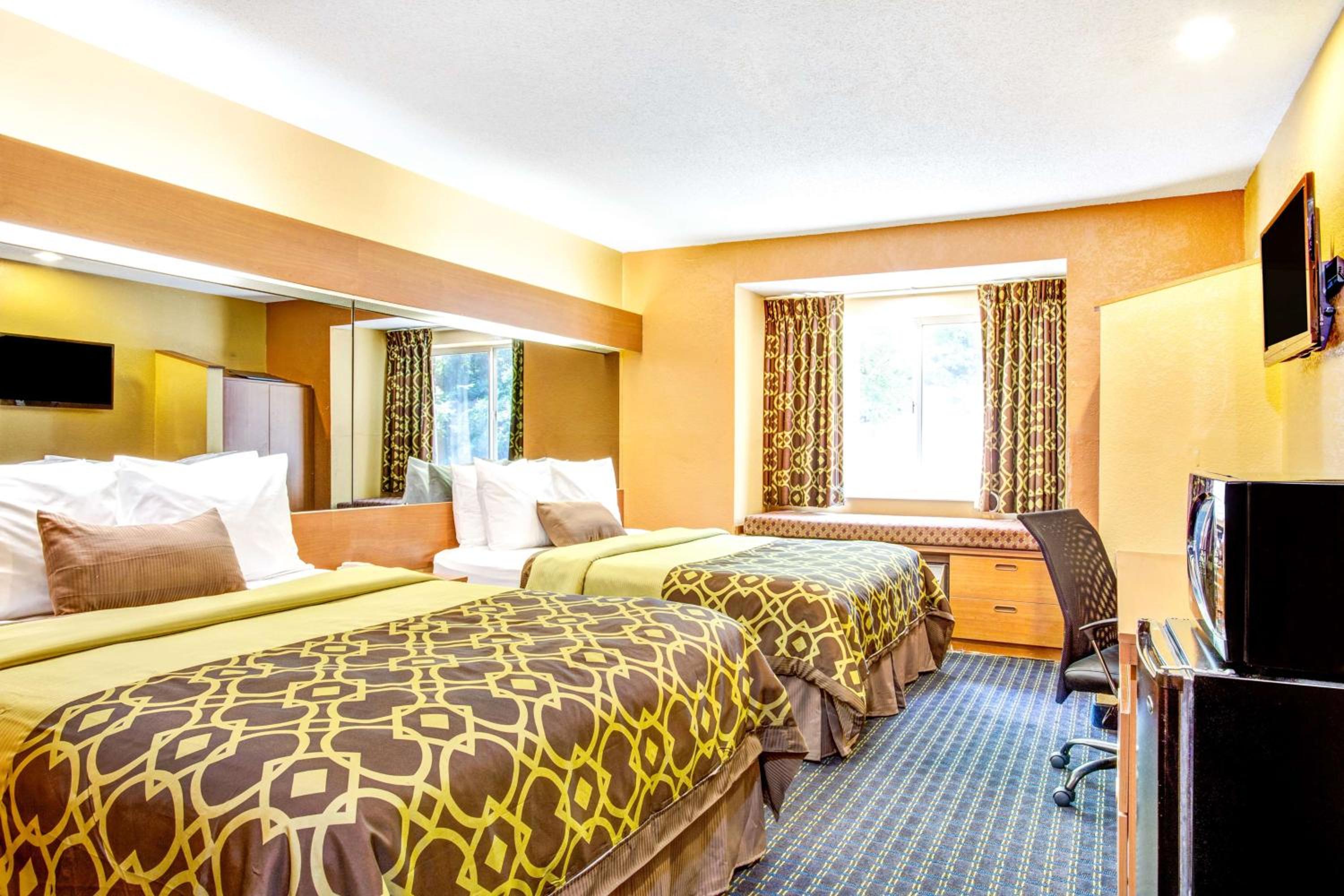 Queen Room With Two Queen Beds - Non-Smoking - Photo 2