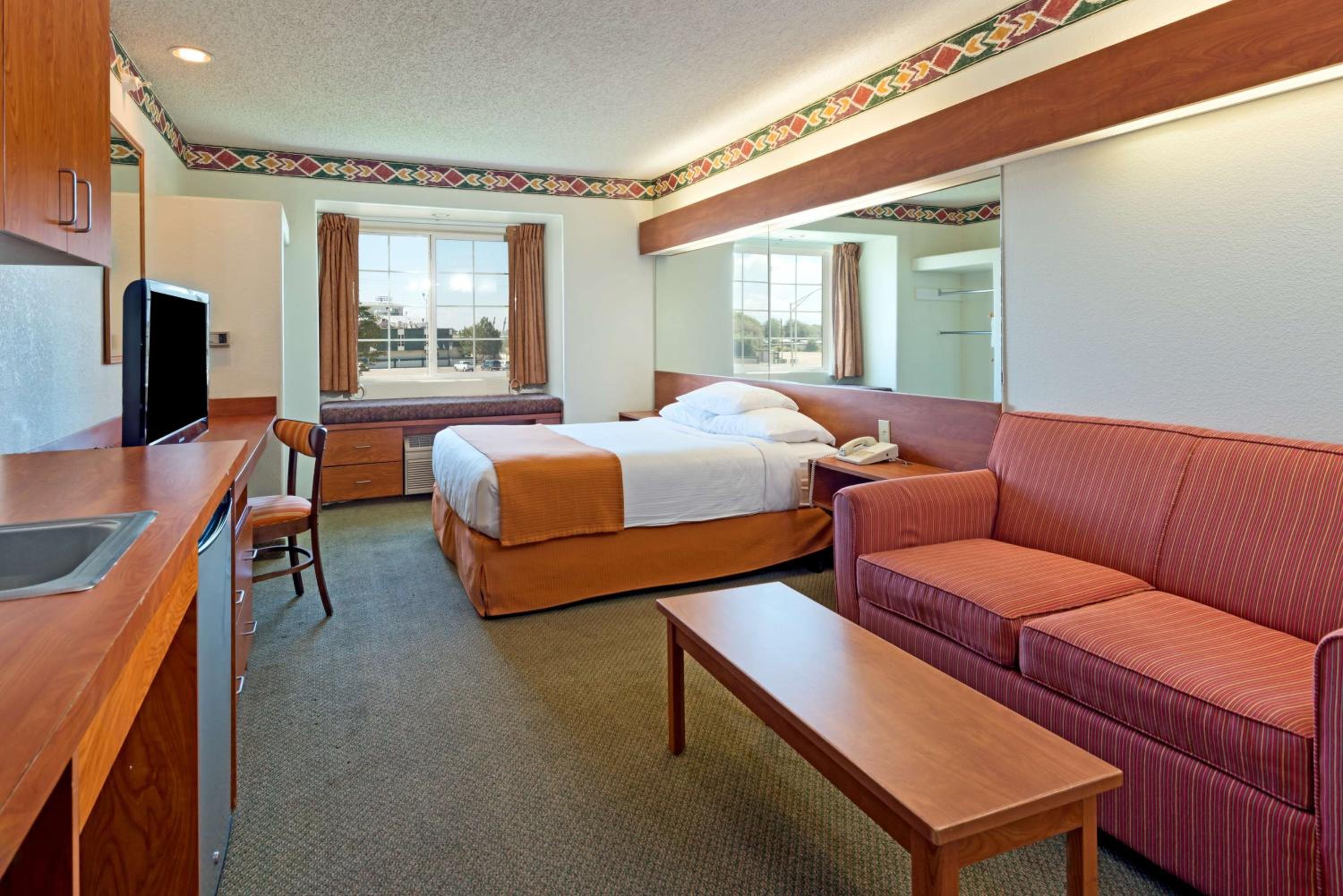 Queen Studio Suite - Disability Access/Non-Smoking  - Photo 4