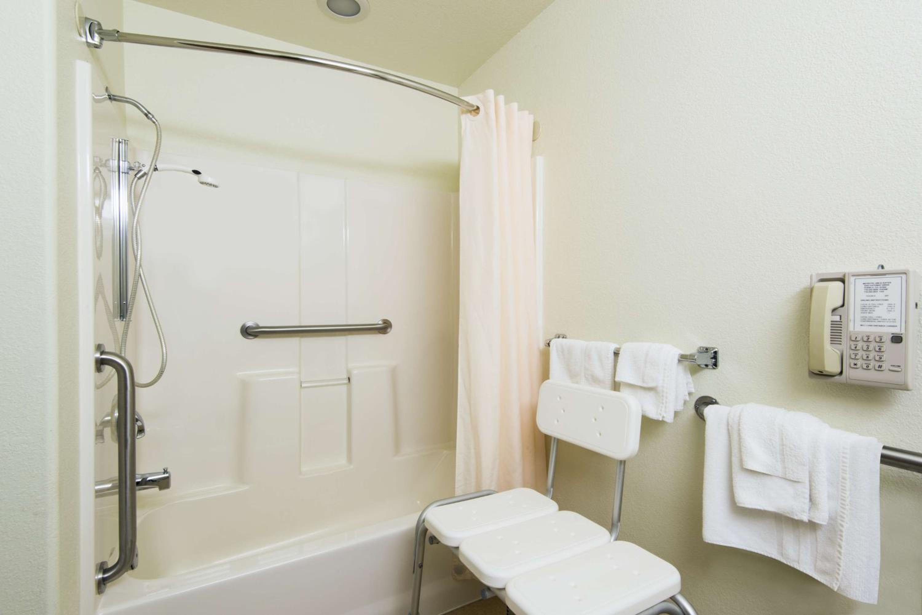 Queen Studio Suite - Disability Access/Non-Smoking  - Photo 2