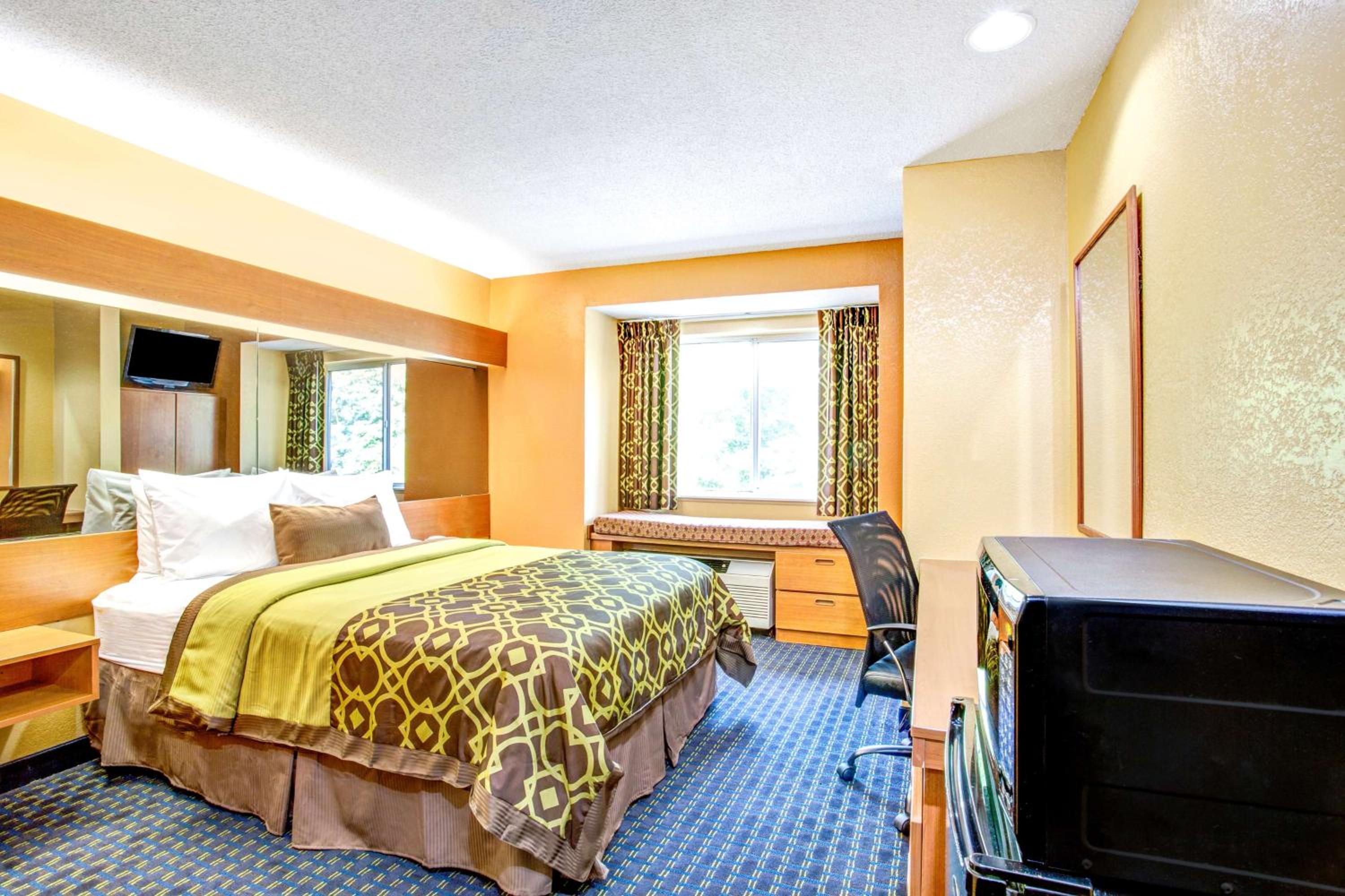 Queen Room - Non-Smoking - Photo 2