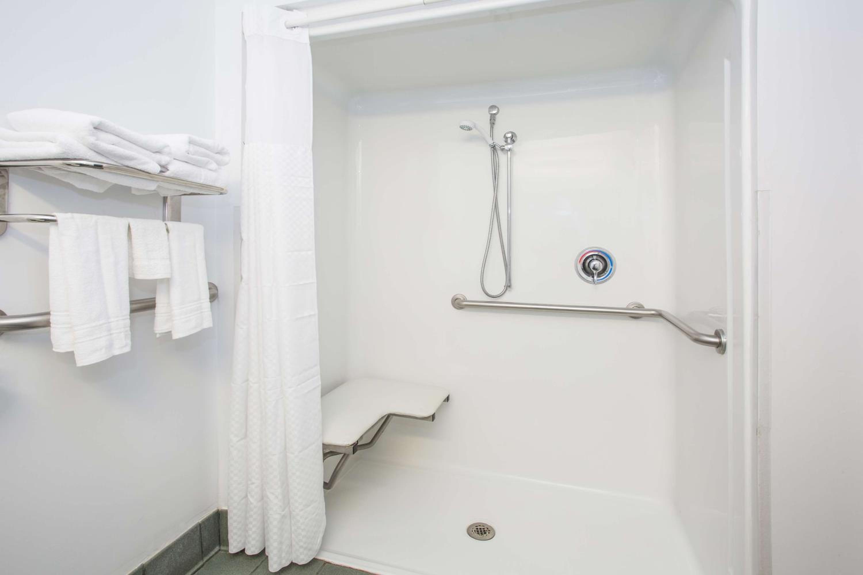 Queen Room with Two Queen Beds and Roll-in Shower - Mobility Accessible/Non-Smoking - Photo 2