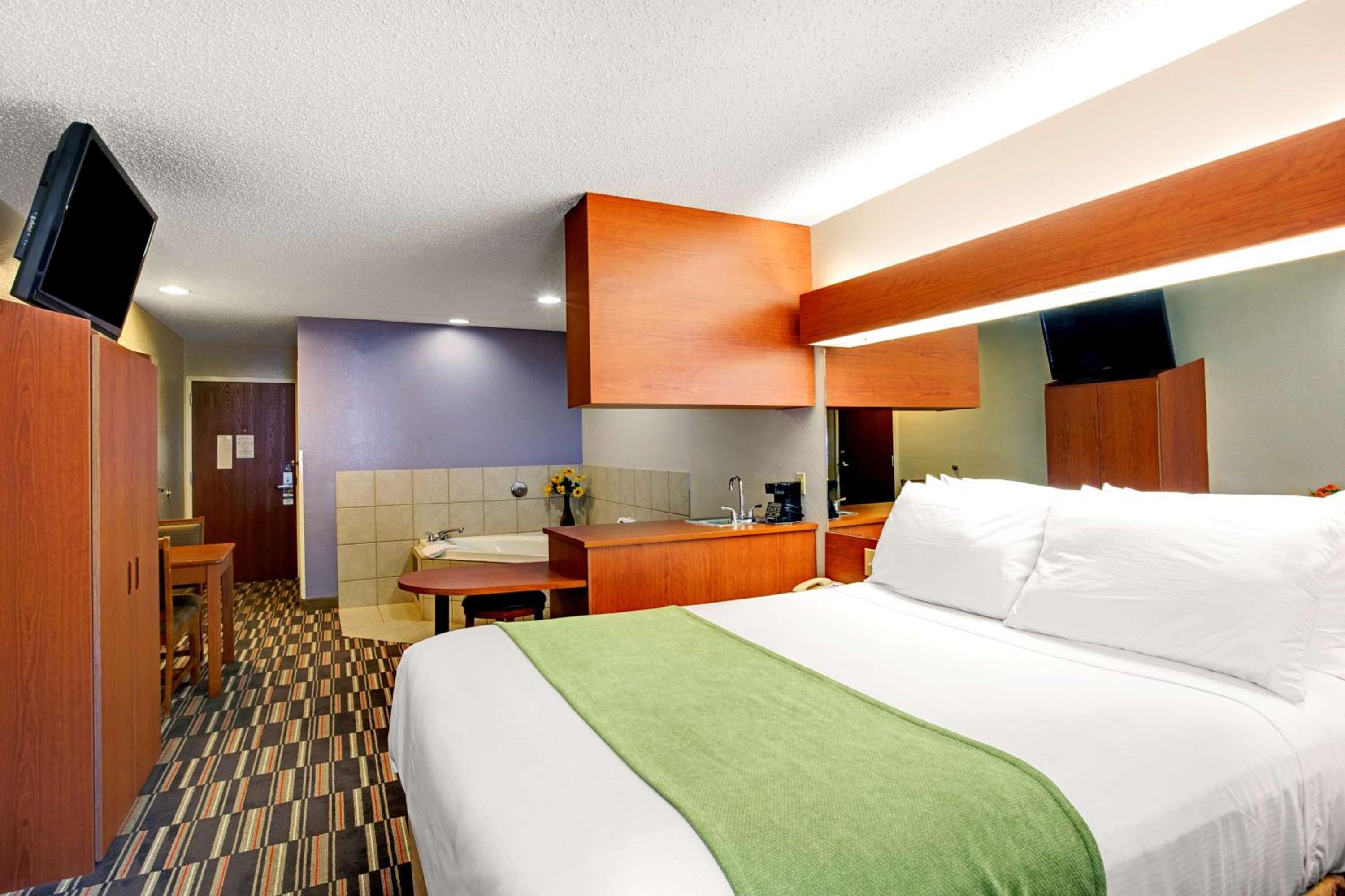 Deluxe Queen Studio Suite  - Non-Smoking - Photo 1