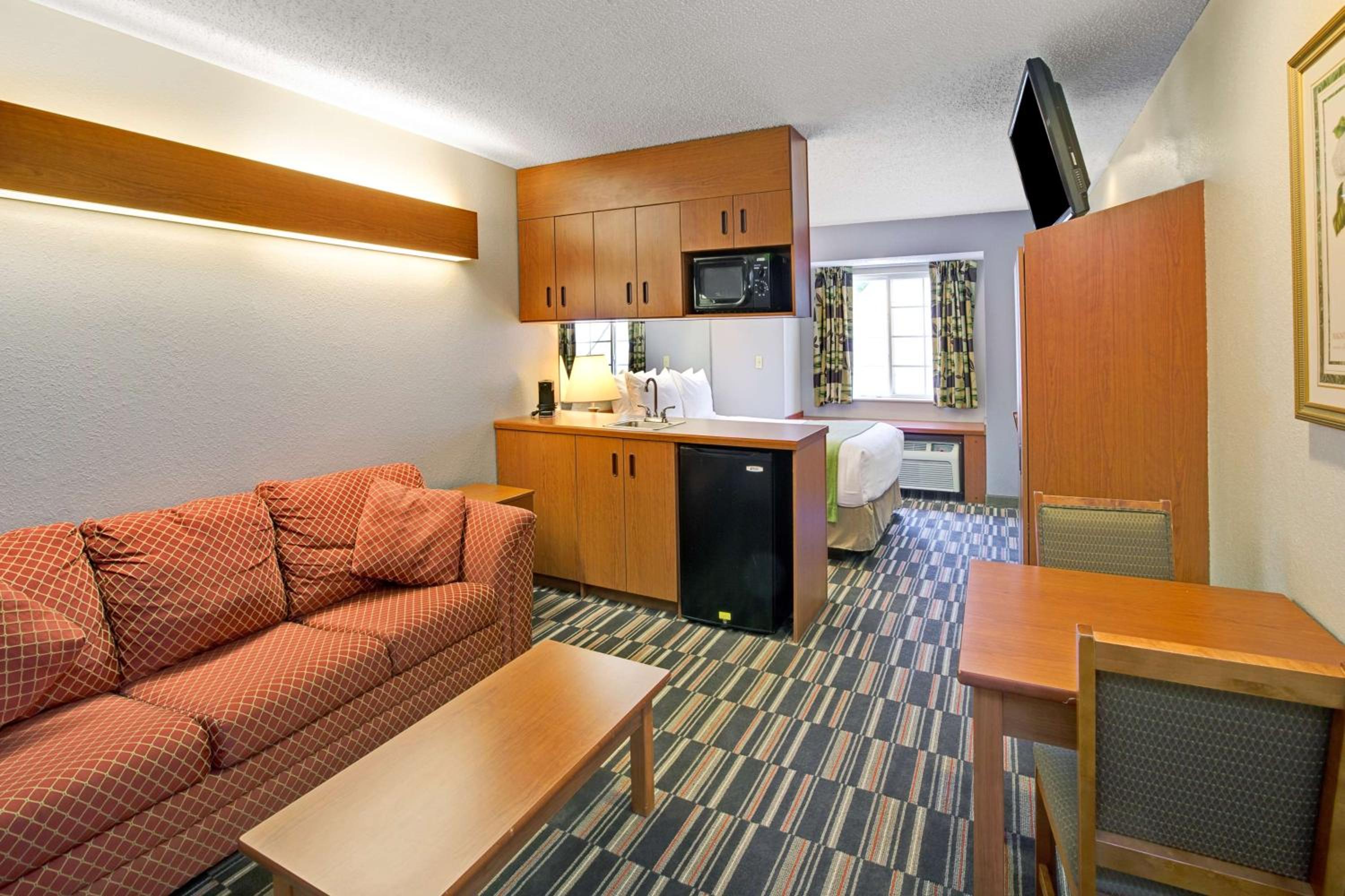 Queen Studio Suite - Non-Smoking - Photo 1