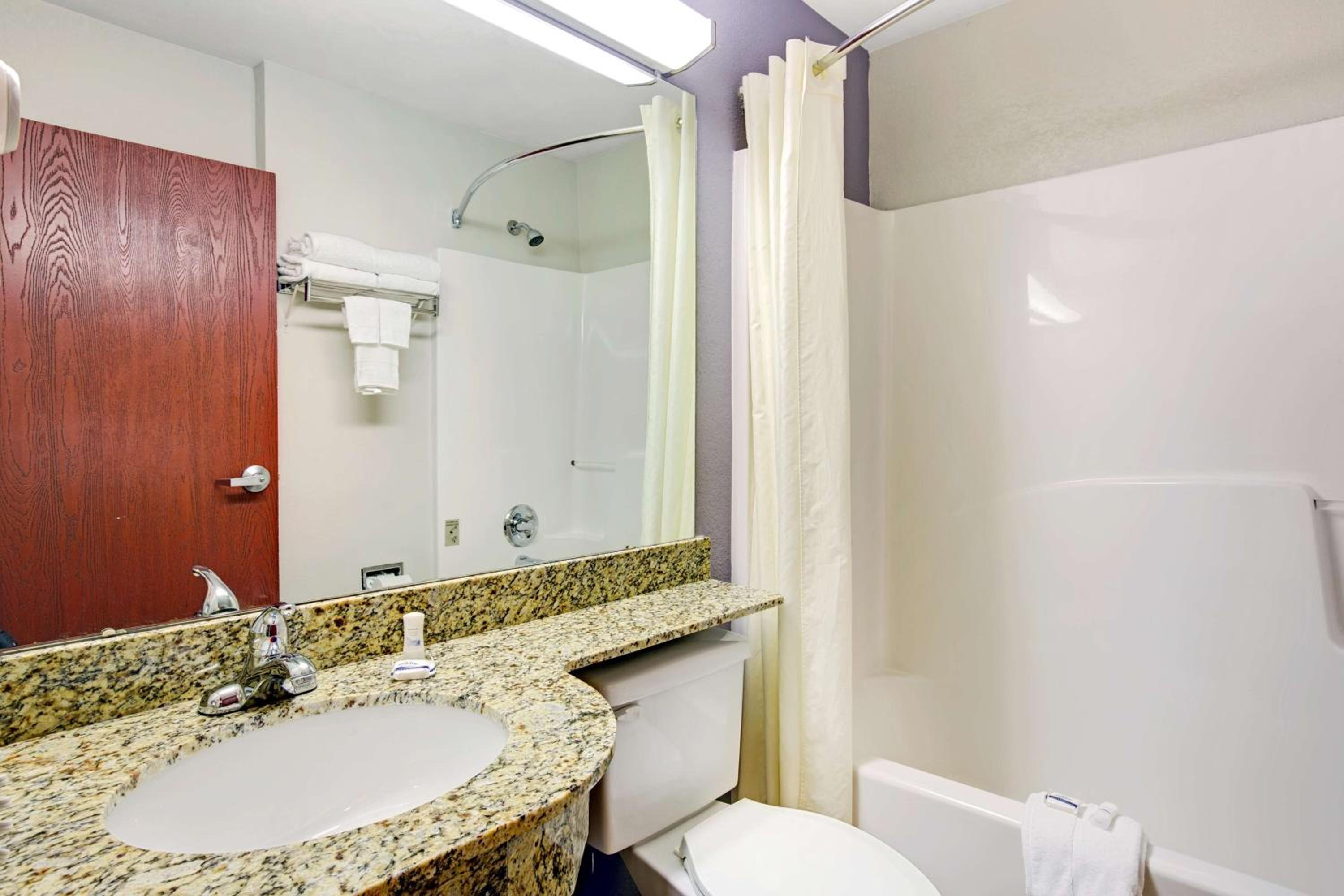 Queen Room with Two Queen Beds - Non-Smoking - Photo 2