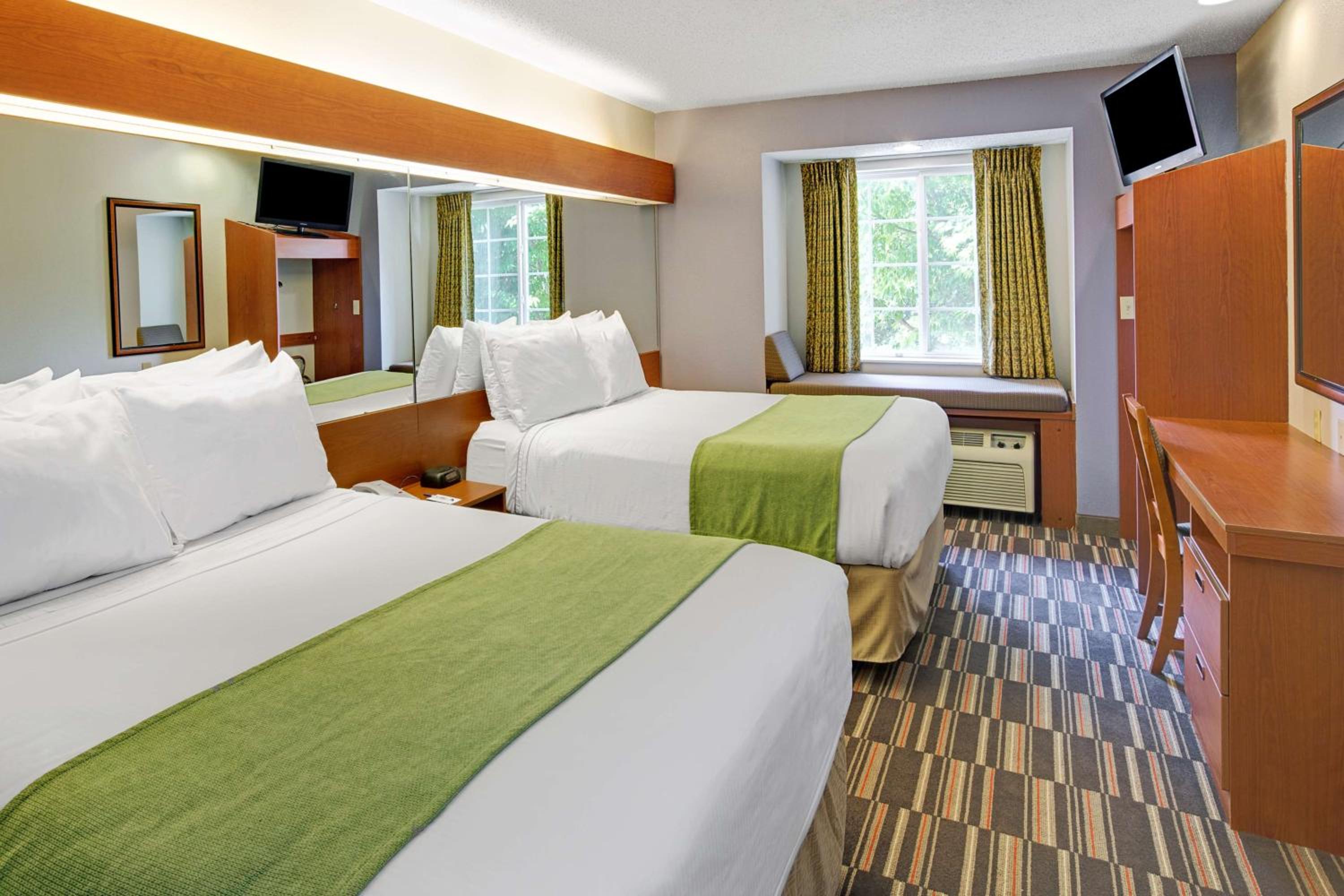 Queen Room with Two Queen Beds - Non-Smoking - Photo 3
