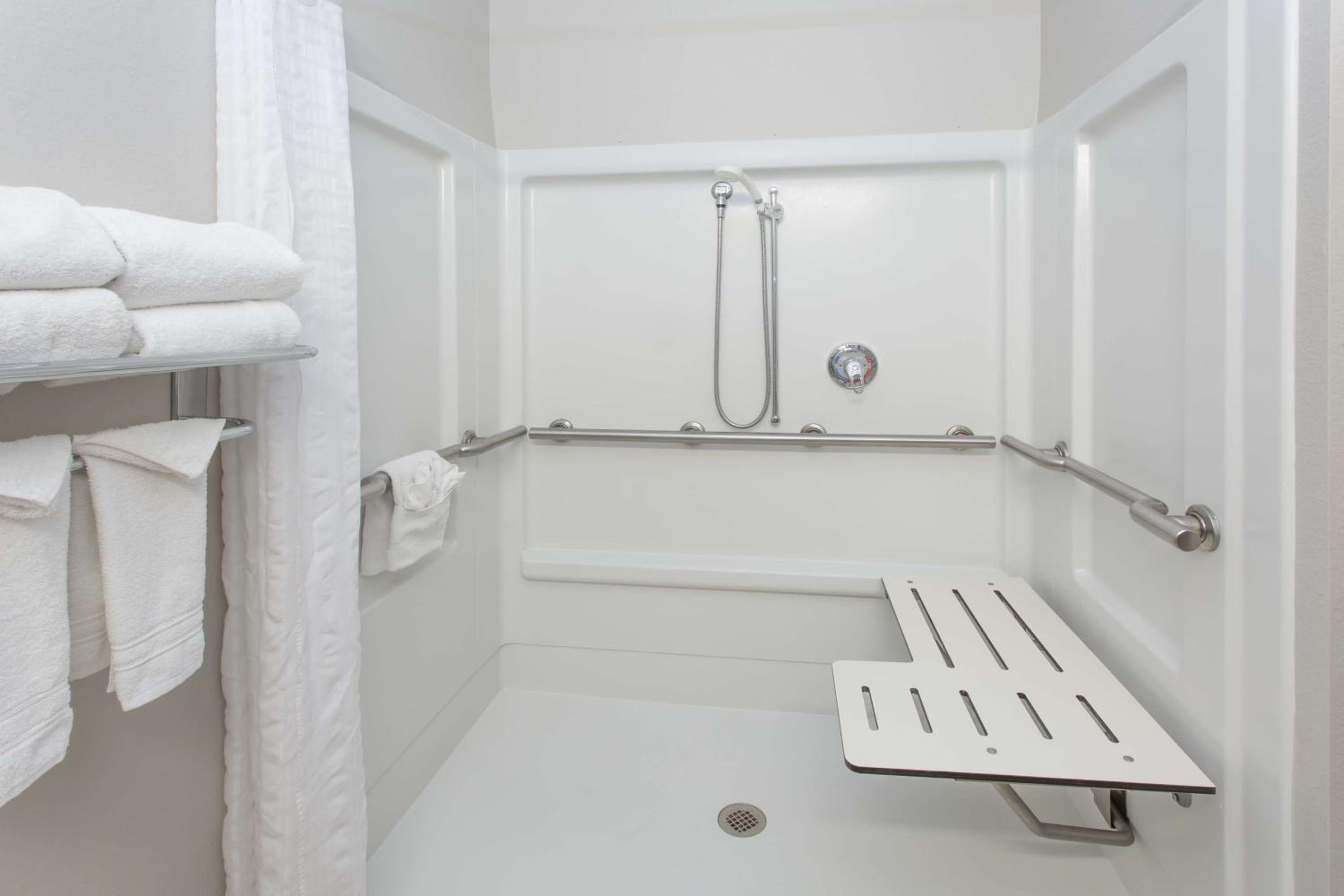 Queen Studio Suite with Bath Tub - Mobility/Hearing Accessible - Non-Smoking - Photo 6
