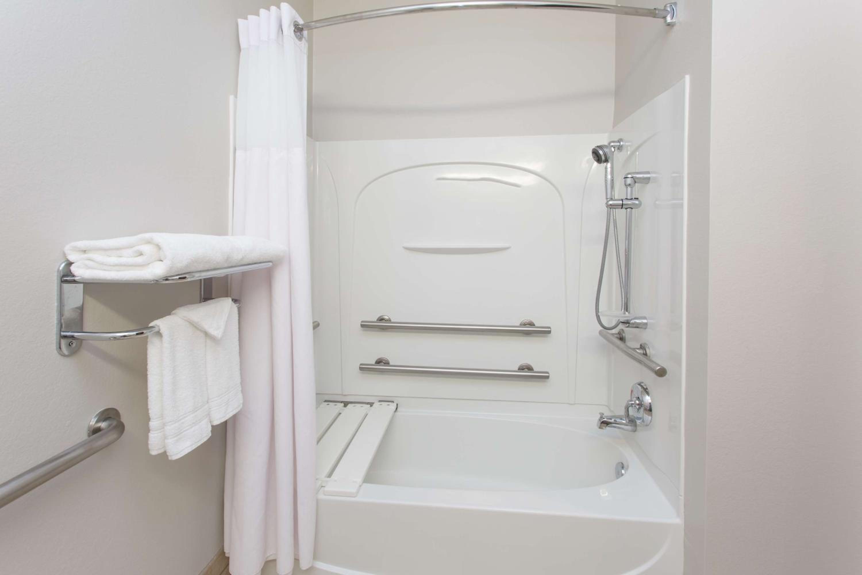 Queen Studio Suite with Bath Tub - Mobility/Hearing Accessible - Non-Smoking - Photo 7