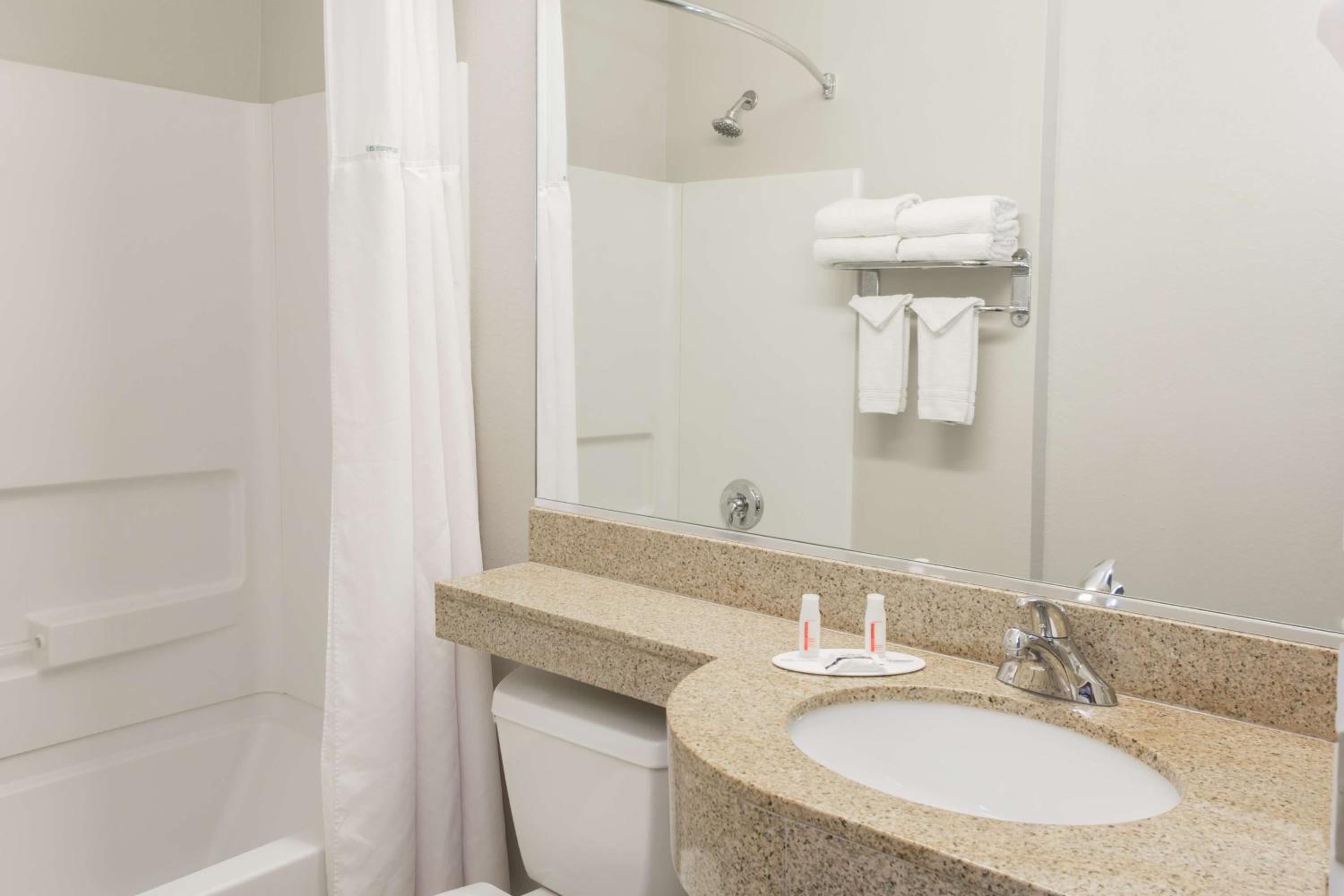 Queen Studio Suite with Bath Tub - Mobility/Hearing Accessible - Non-Smoking - Photo 2