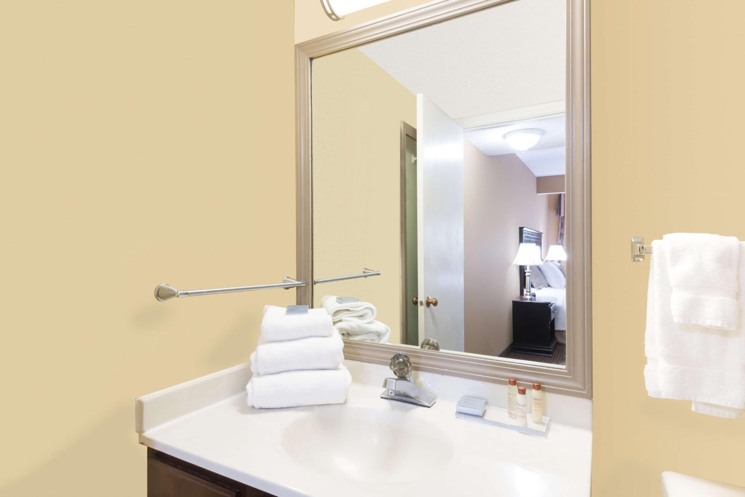 Queen Studio Suite - Non-Smoking - Photo 3