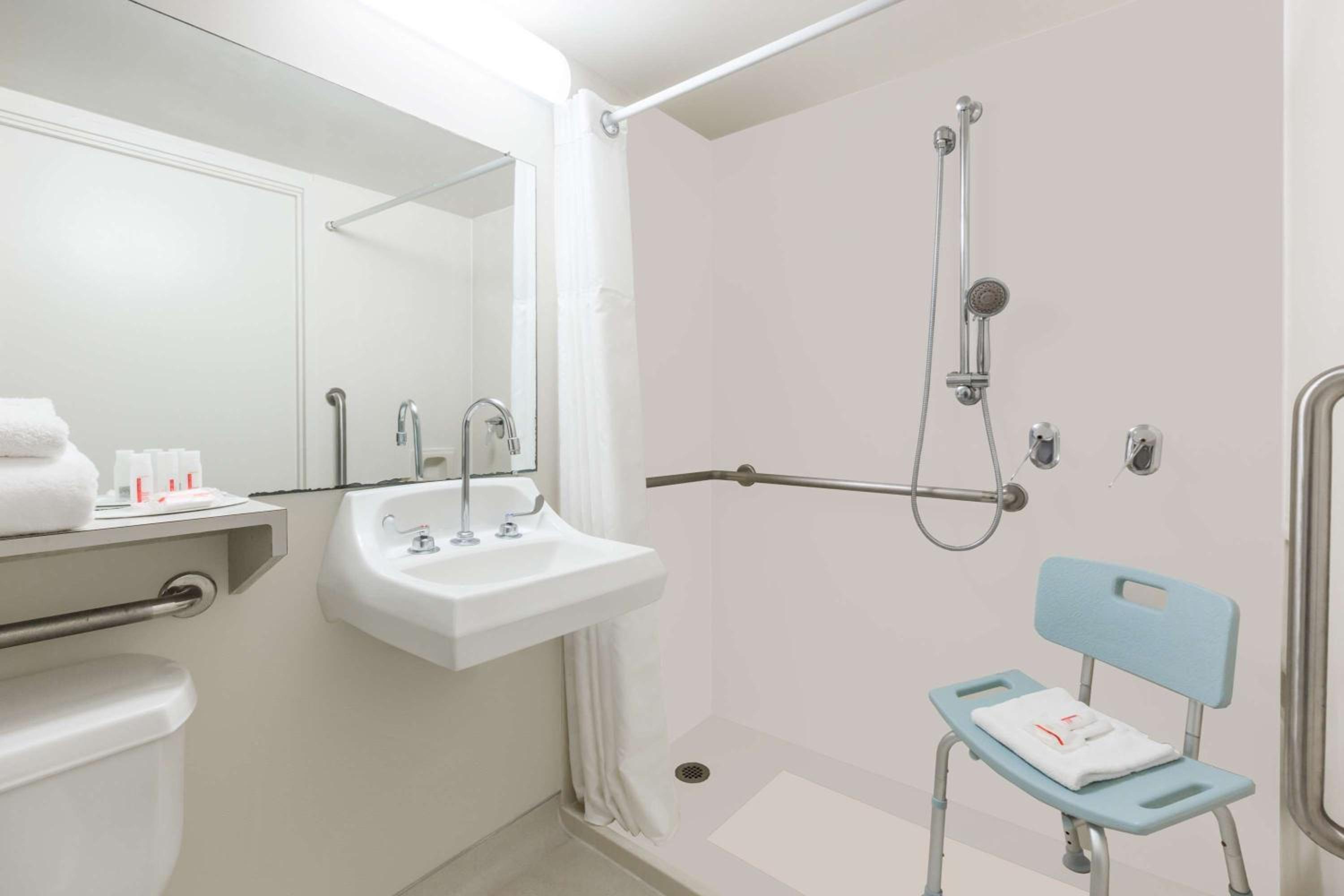 Double Room with Two Double Beds - Mobility Access/Non-Smoking - Photo 3