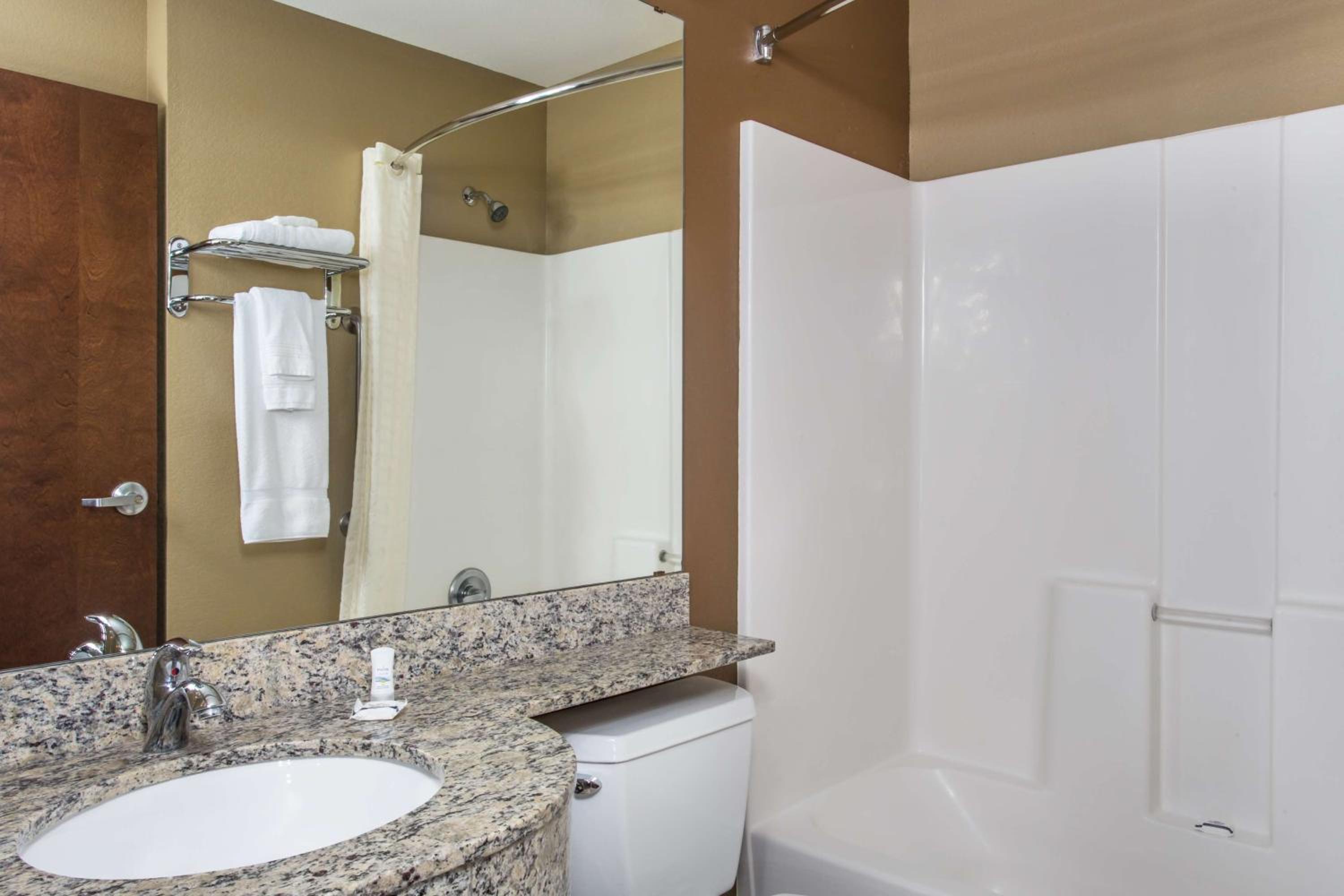Queen Suite - Non-Smoking - Photo 5