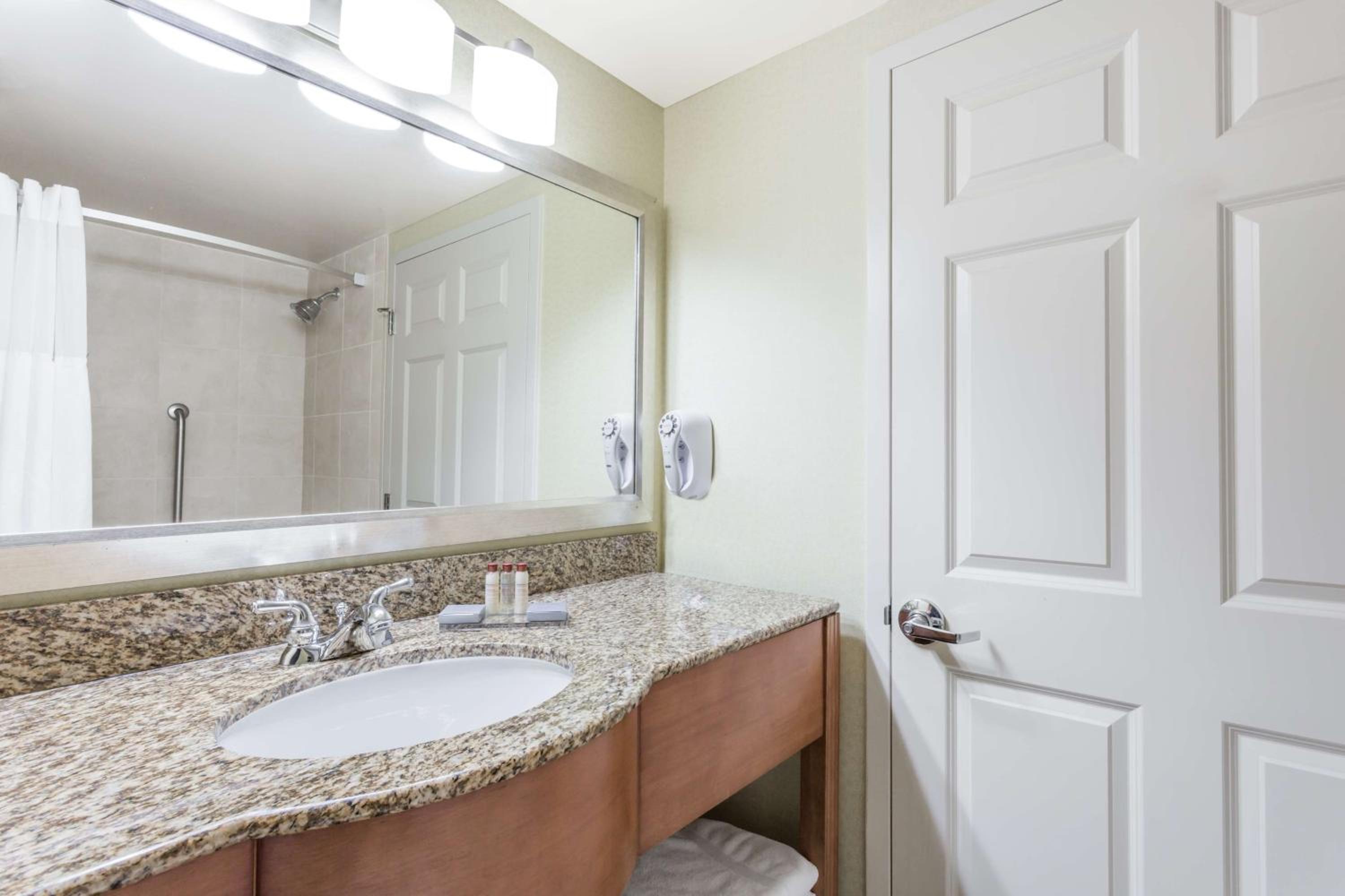 King Studio Suite with Bath Tub - Mobility Access/Non-Smoking - Photo 3