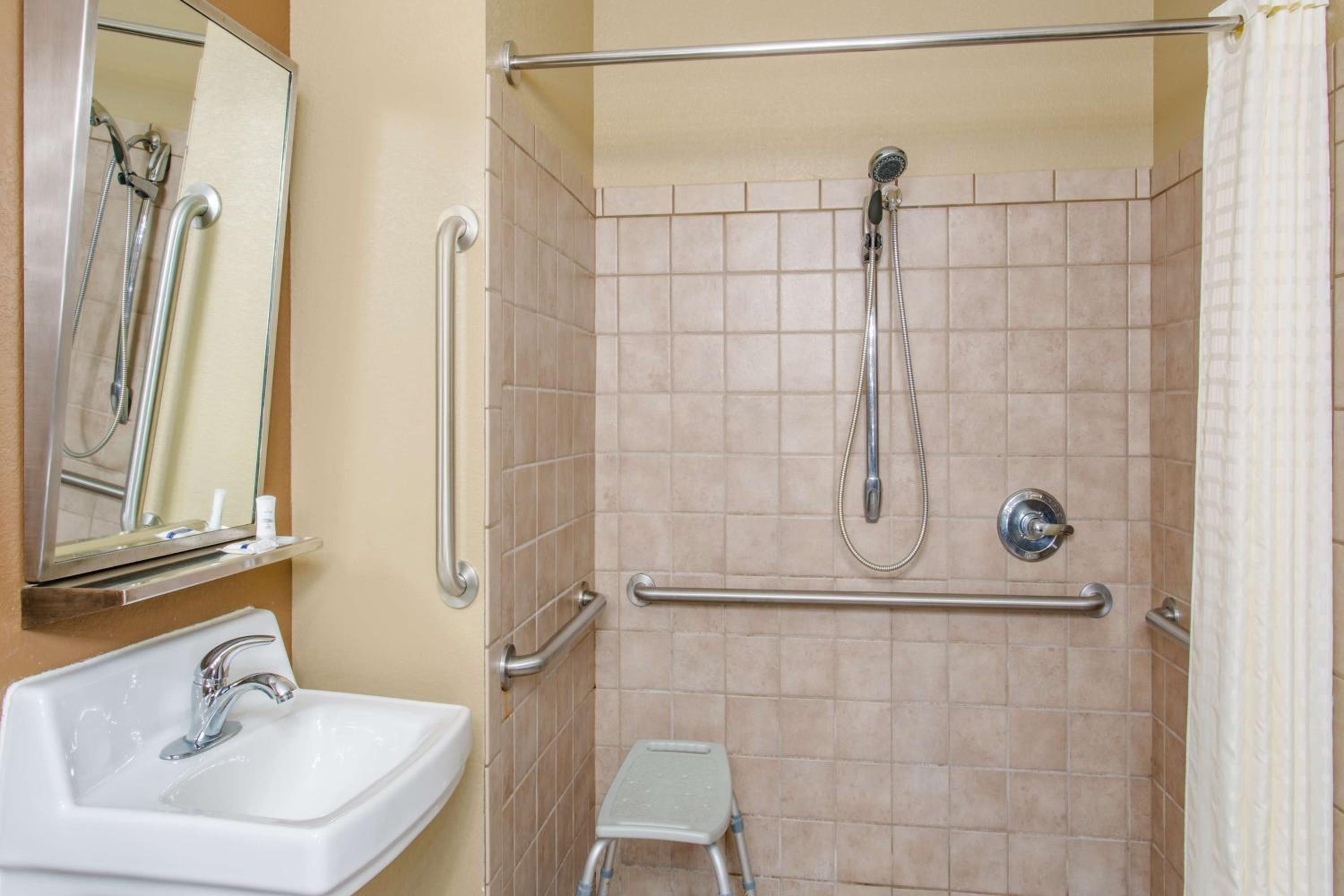 Queen Room - Disability Access/Non-Smoking - Photo 4