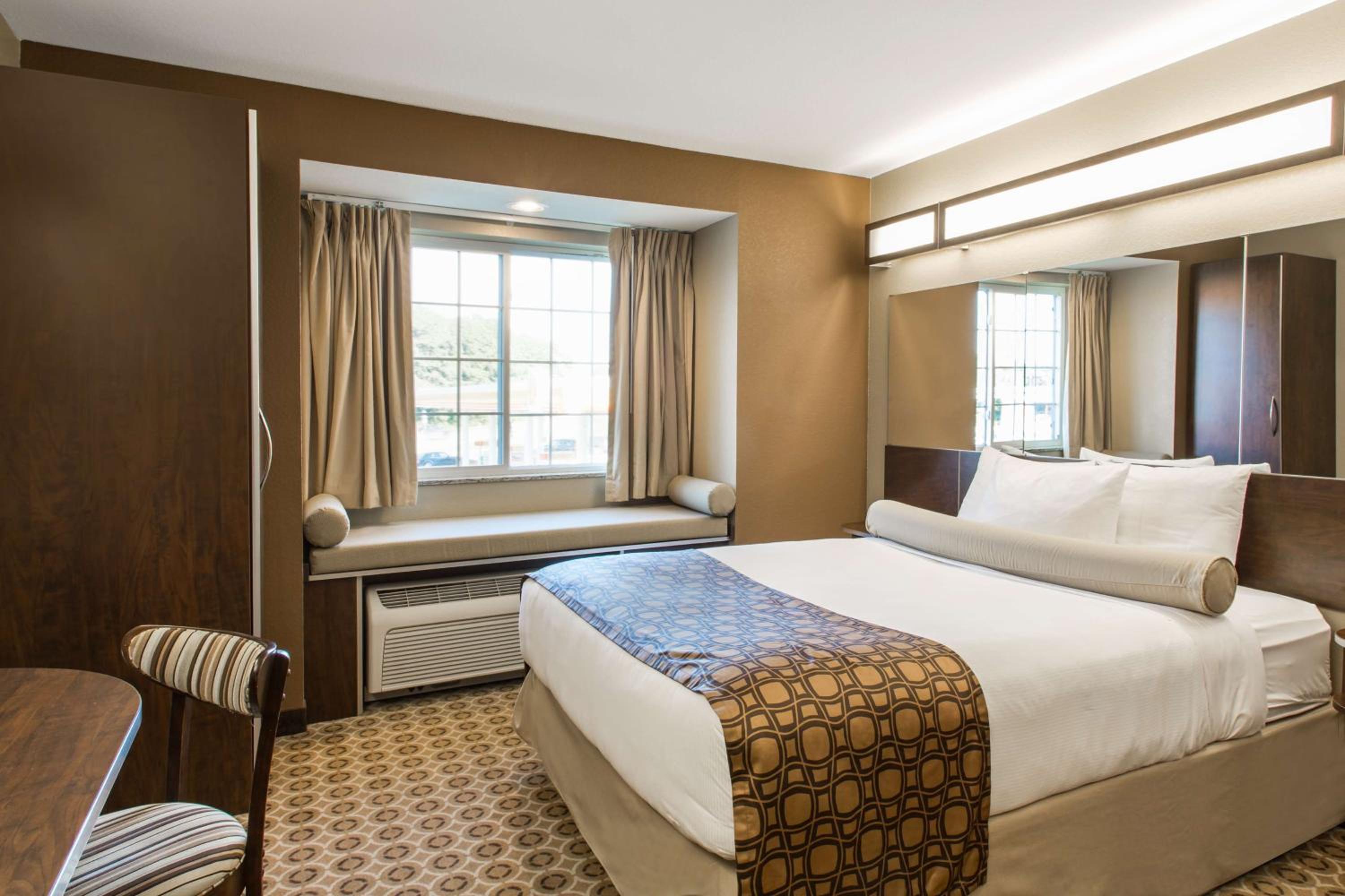 Queen Room with Two Queen Beds - Disability Access/Non-Smoking - Photo 4