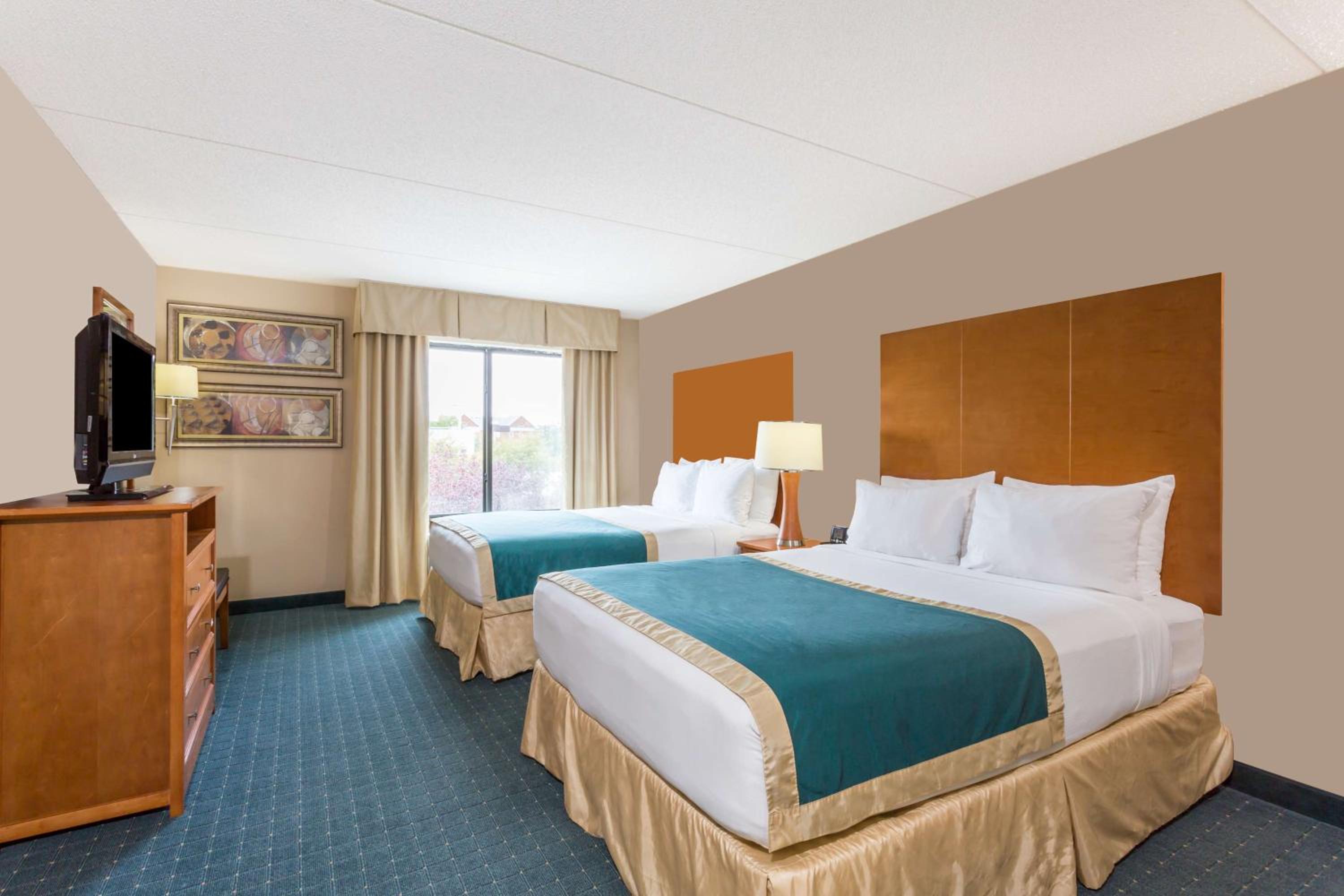 Queen Room with Two Queen Beds - Non-Smoking - Photo 4