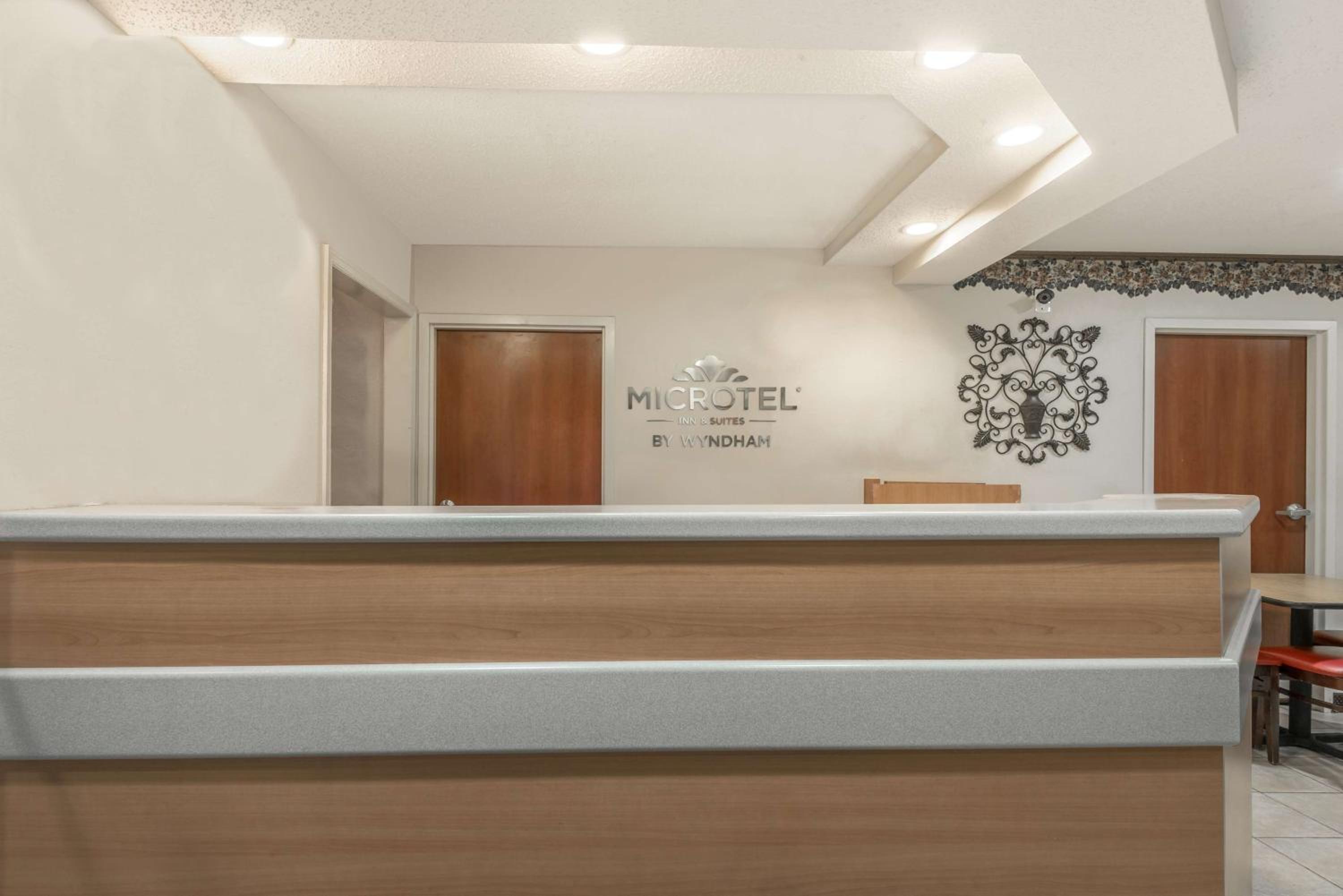 Queen Suite - Non-Smoking - Photo 6
