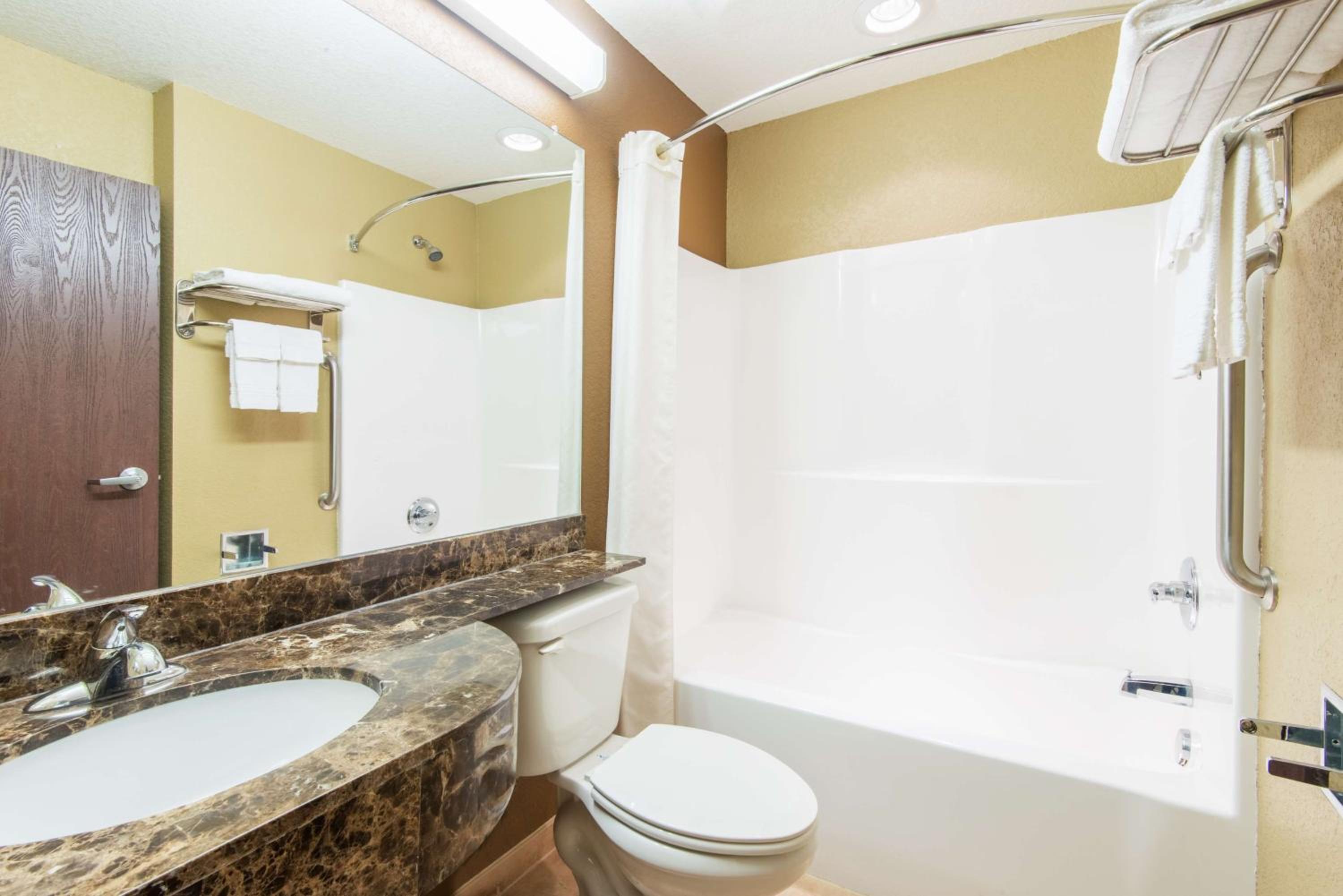 Deluxe Queen Room with Two Queen Beds - Disability Access - Non-Smoking - Photo 5