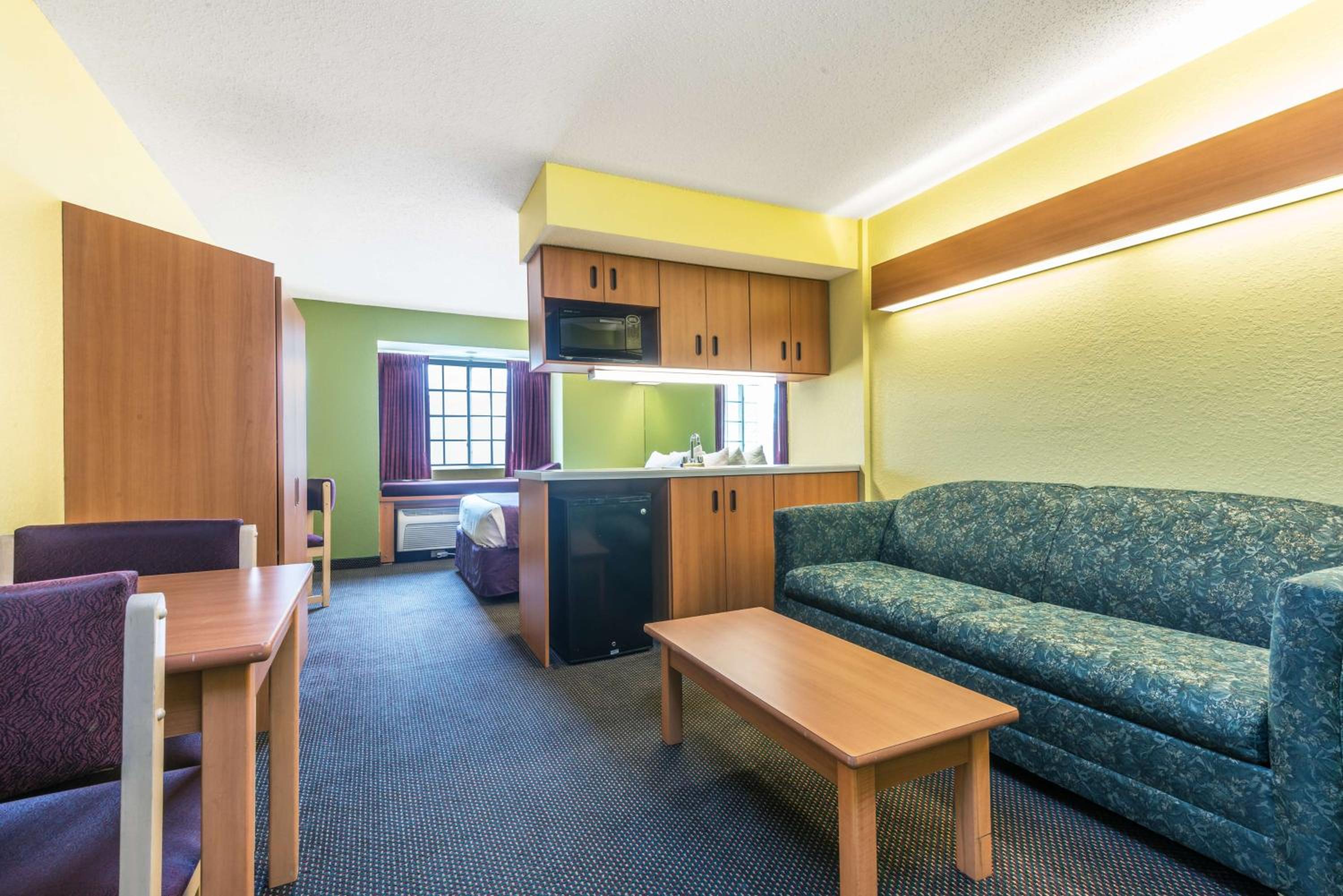 Deluxe Queen Room with Two Queen Beds - Disability Access - Non-Smoking - Photo 8