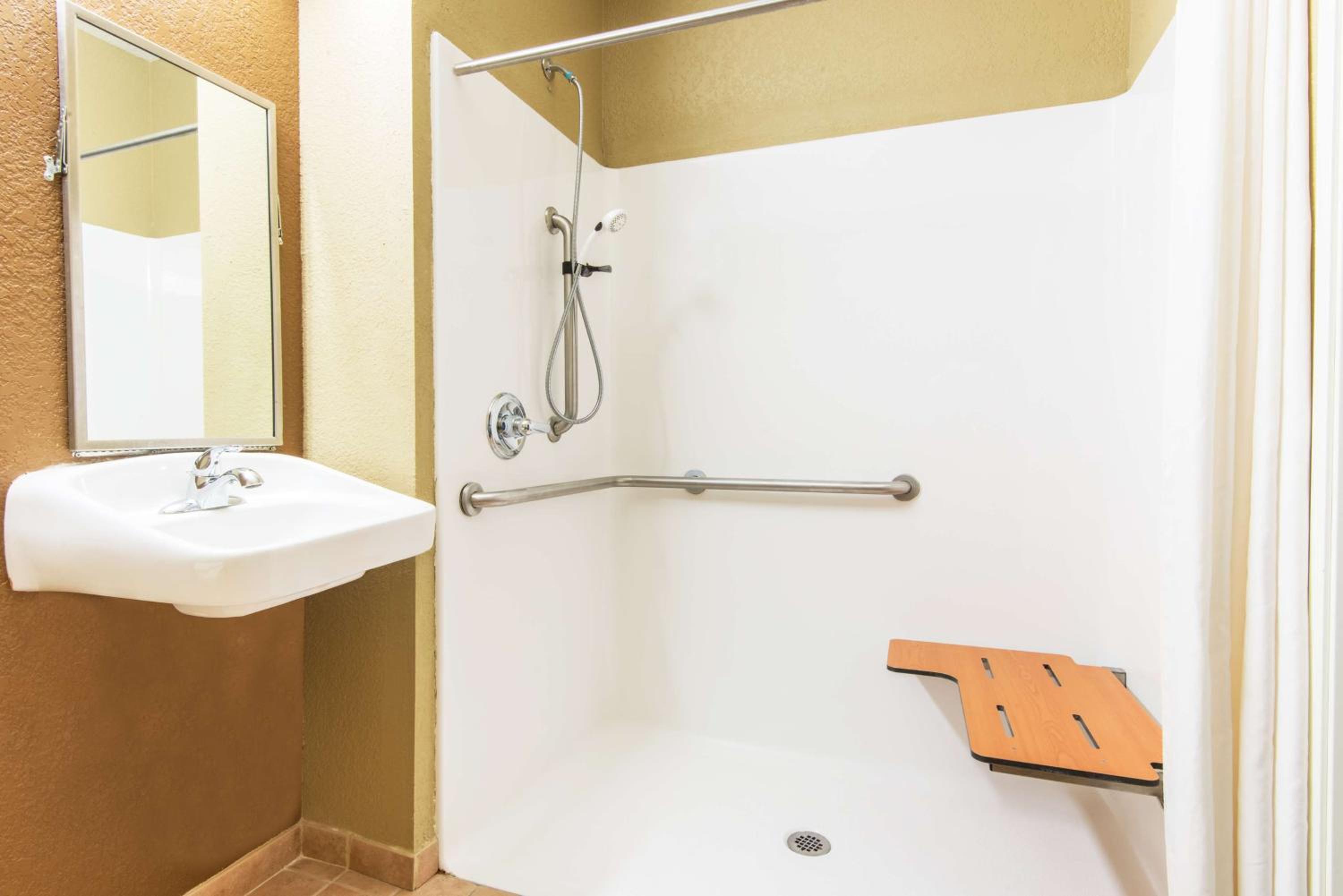 1 Queen Bed, Deluxe Accessible Room, Non-Smoking - Photo 4