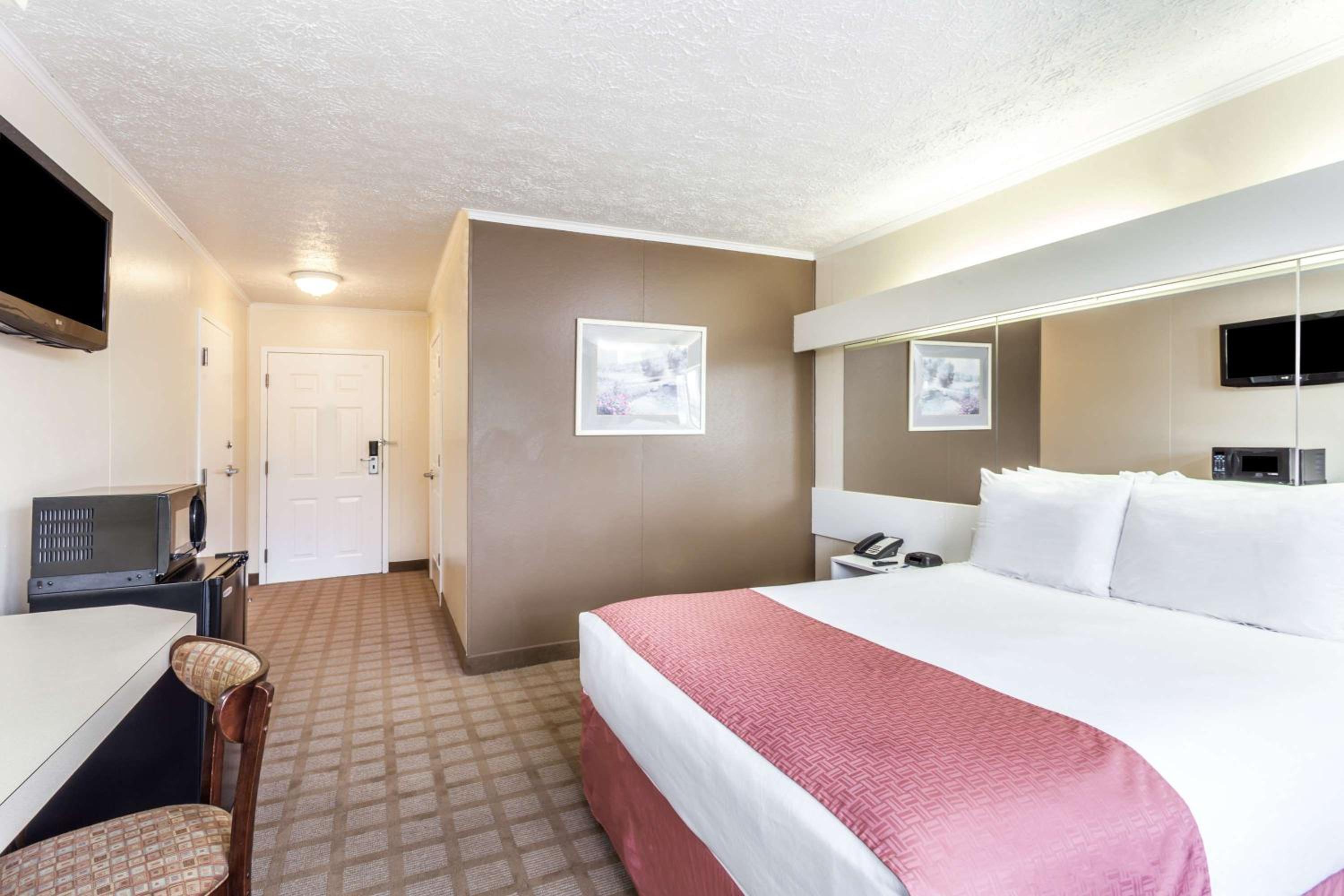 Queen Room - Non-Smoking - Photo 1