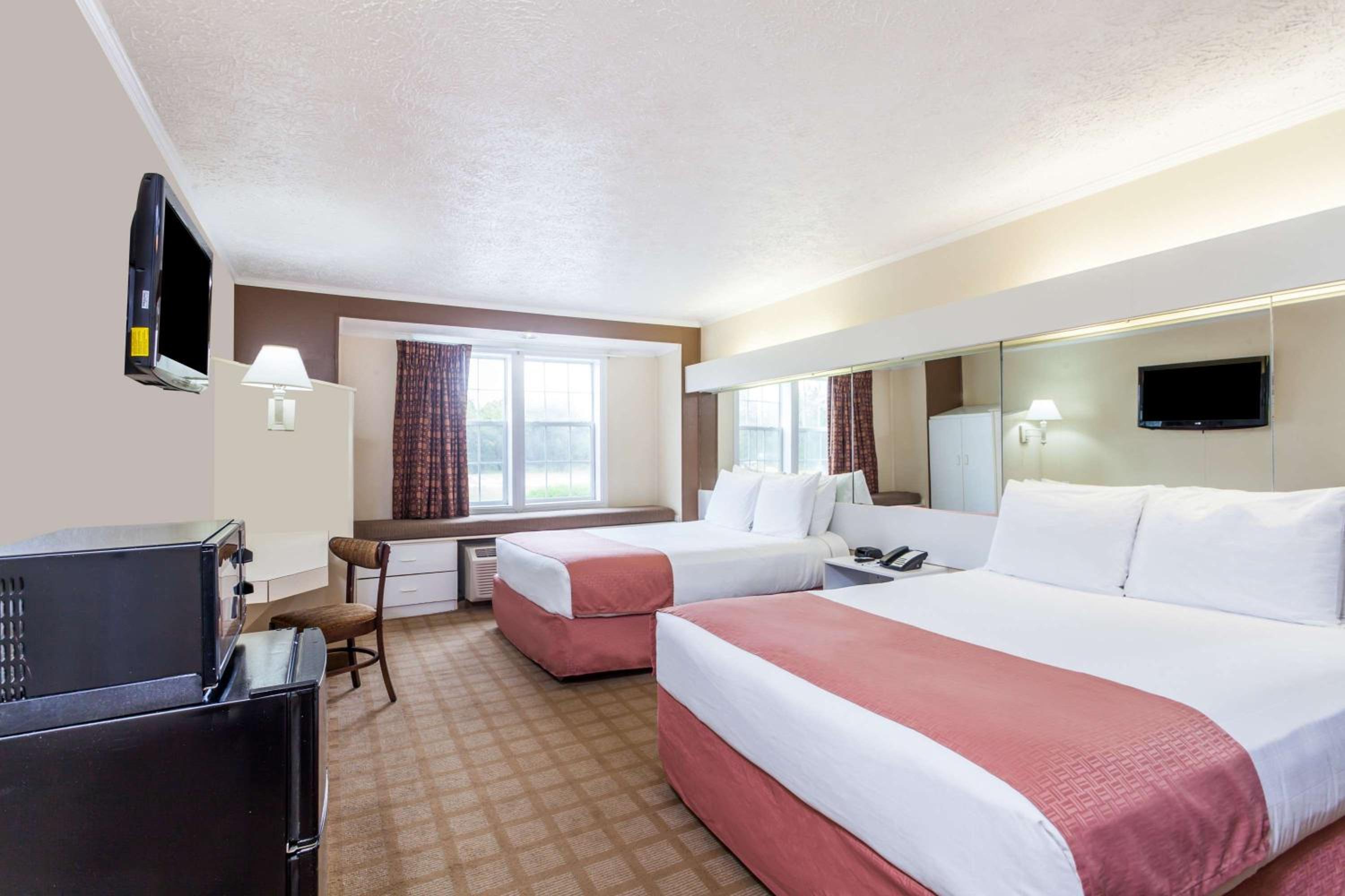 Queen Room with Two Queen Beds - Non-Smoking - Photo 5