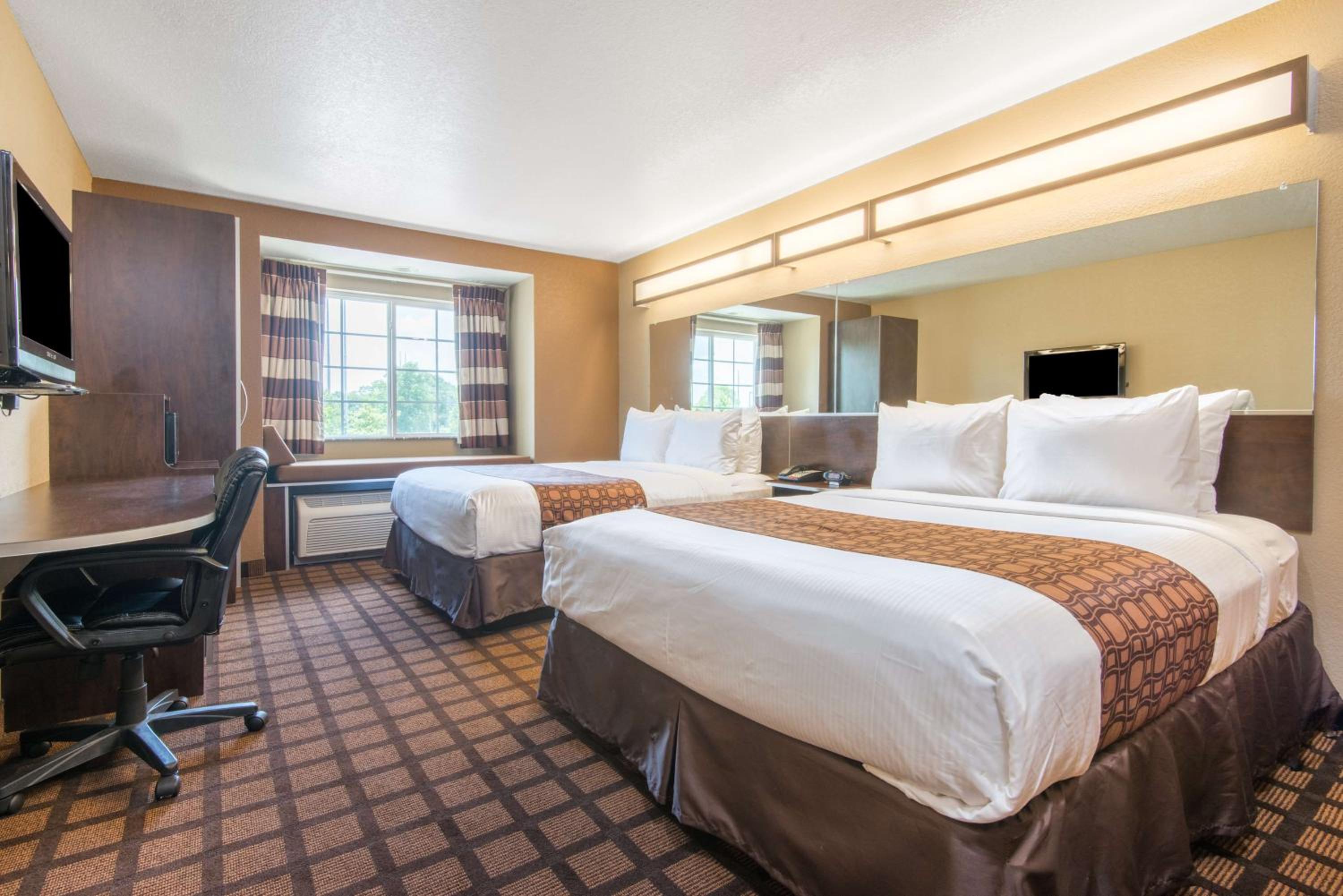 Deluxe Queen Room with Two Queen Beds - Disability Access - Non-Smoking - Photo 2