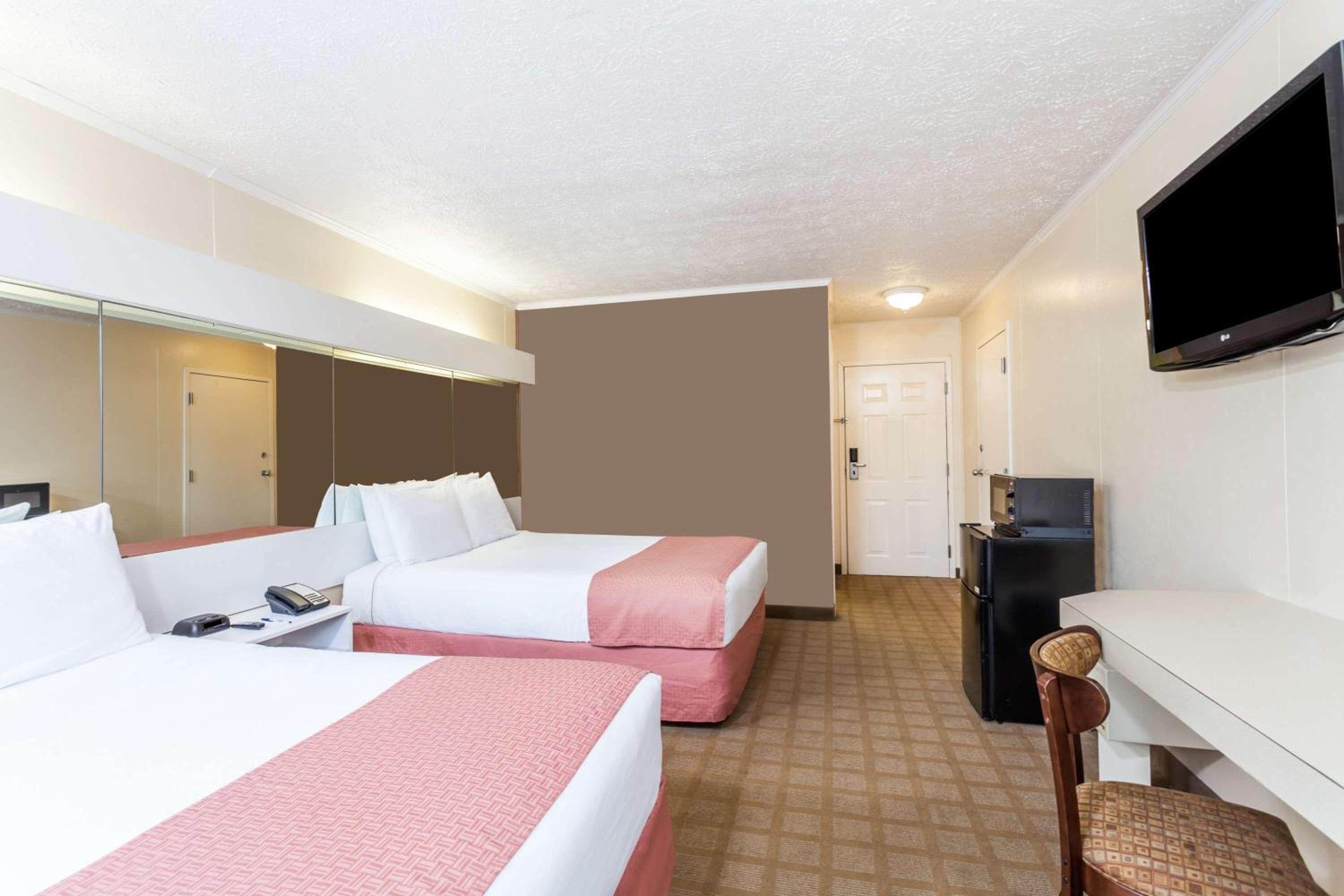 Queen Room with Two Queen Beds - Non-Smoking - Photo 1