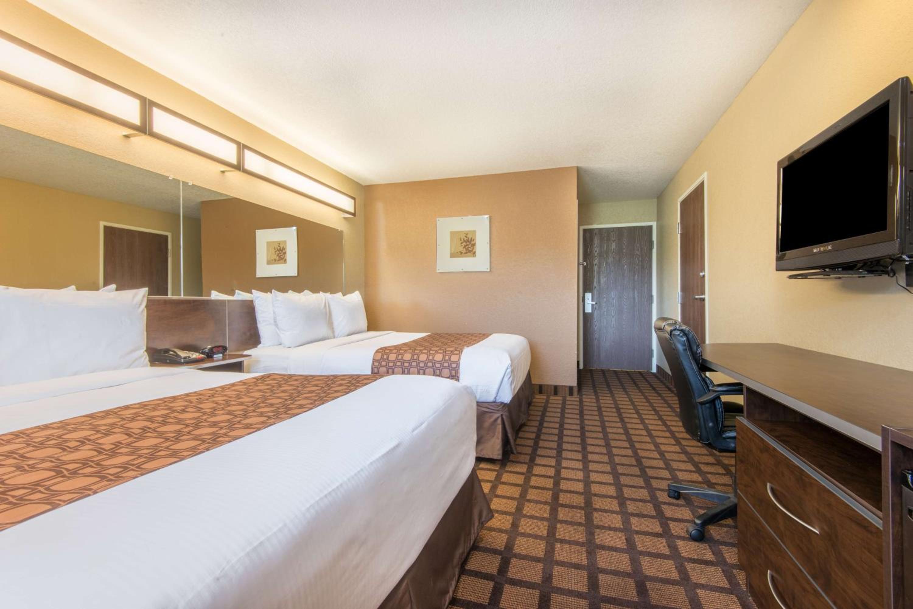 Deluxe Queen Room with Two Queen Beds - Disability Access - Non-Smoking - Photo 1