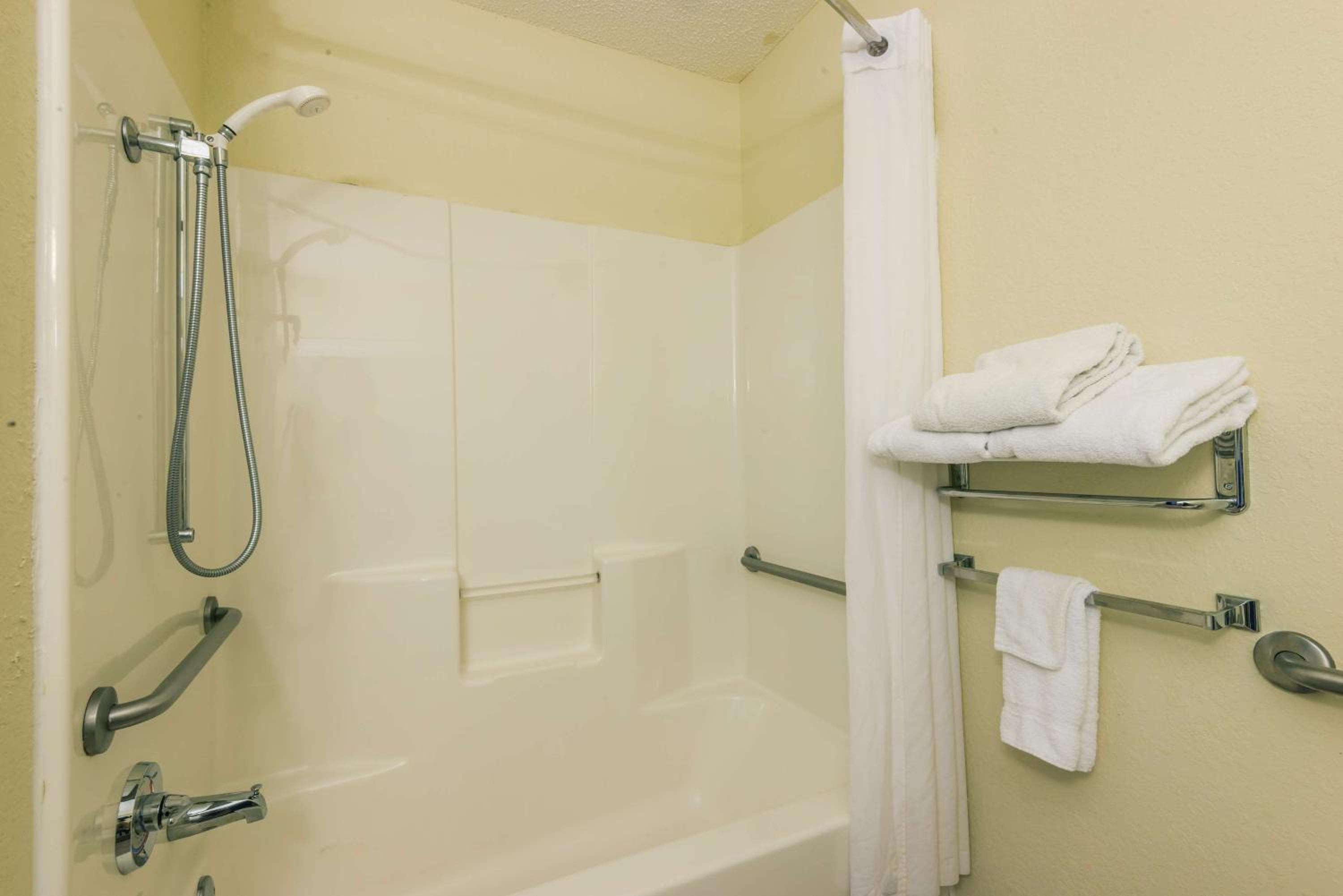 Queen Room with Two Queen Beds - Non-Smoking - Photo 7
