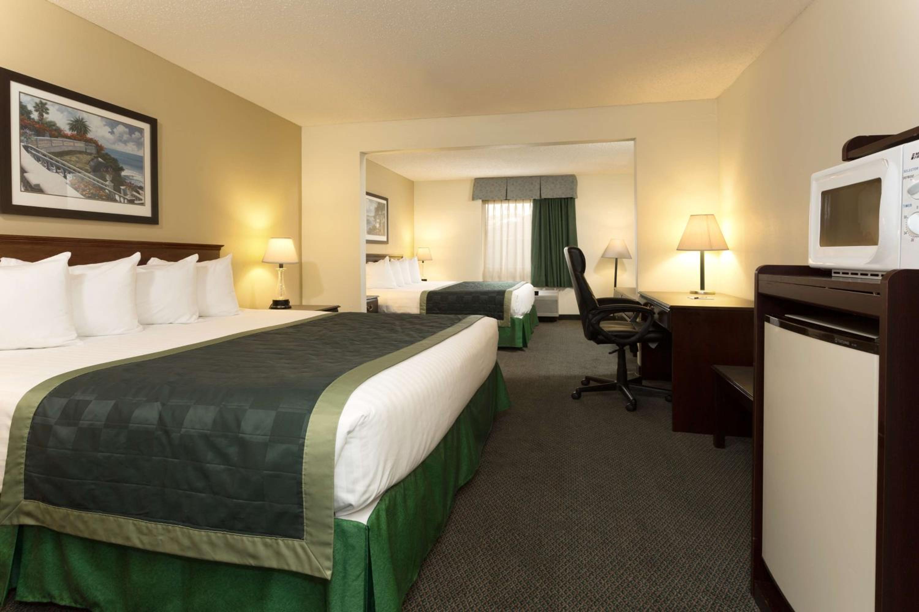 King Room with Two King Beds - Non-Smoking - Photo 3