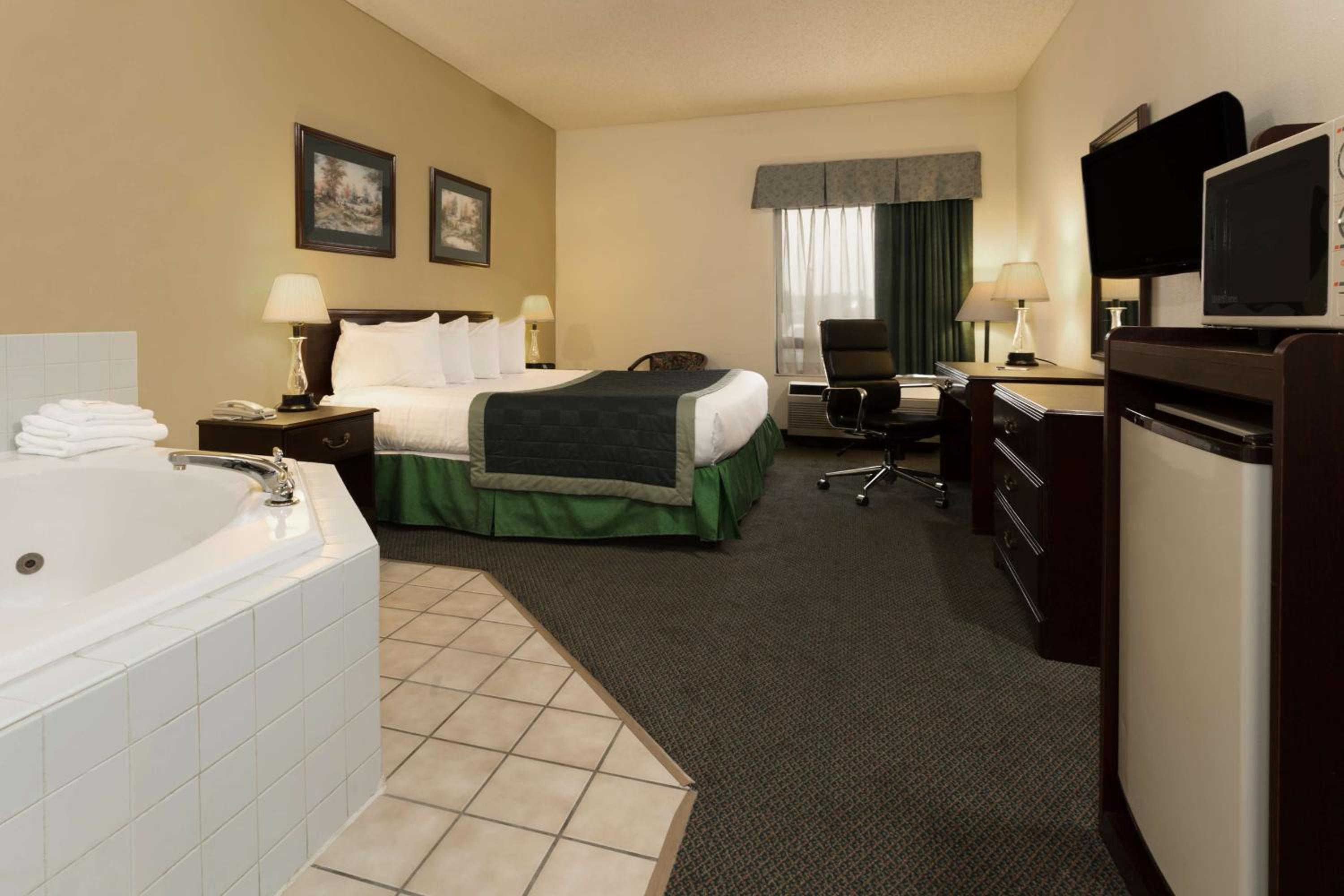 Deluxe King Room - Non-Smoking - Photo 3