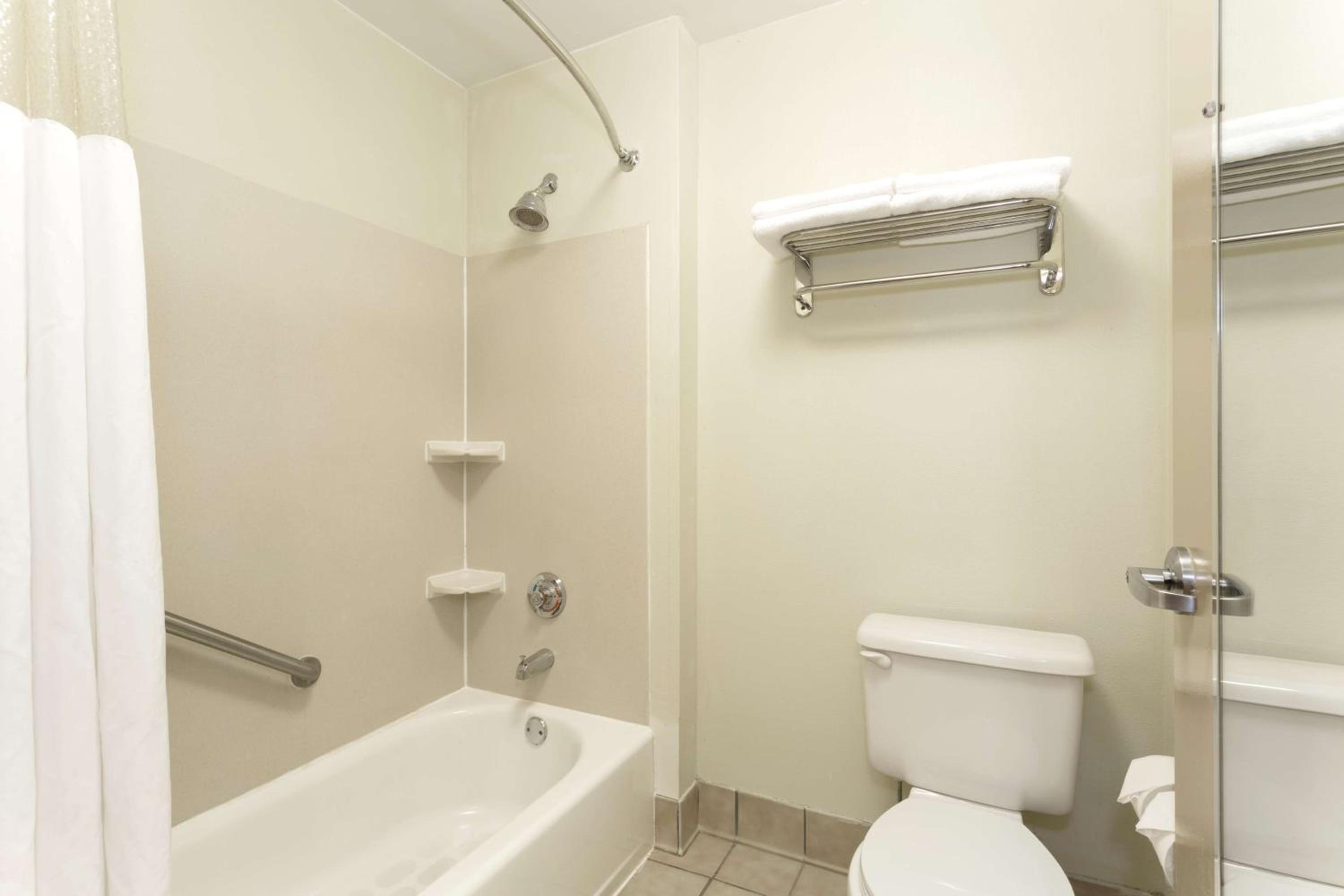 Deluxe King Room - Non-Smoking - Photo 2