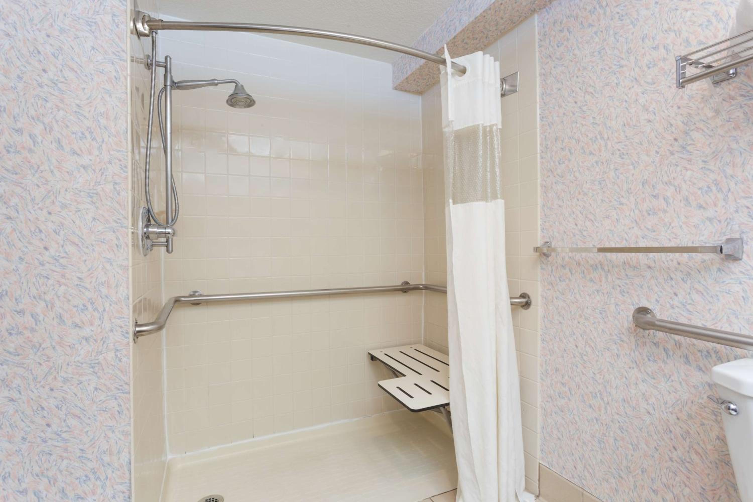 Queen Room with Mobility/Hearing Access - Non-Smoking - Photo 2