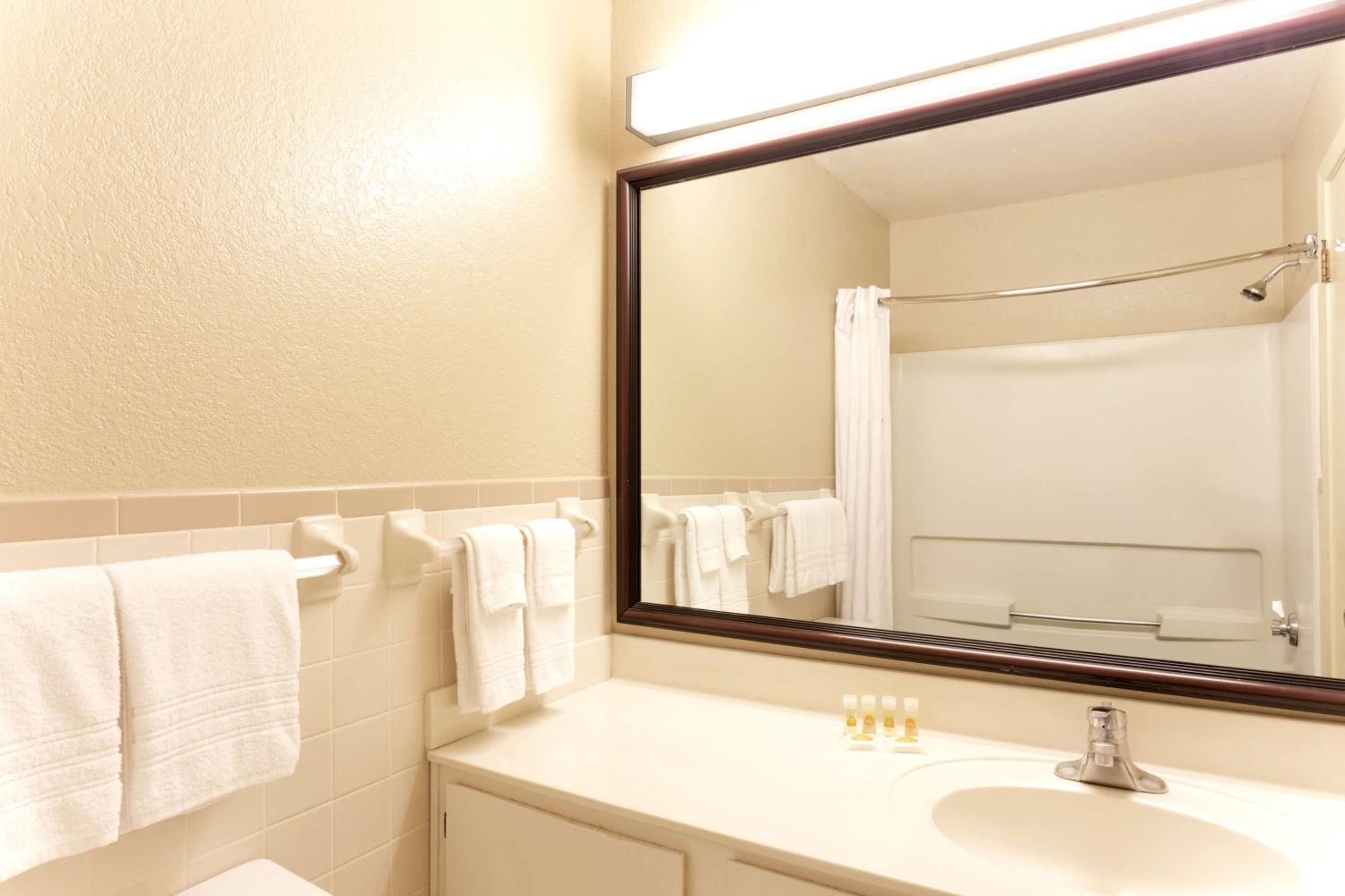 One-Bedroom Suite with Two Queen Beds - Smoking photo 3