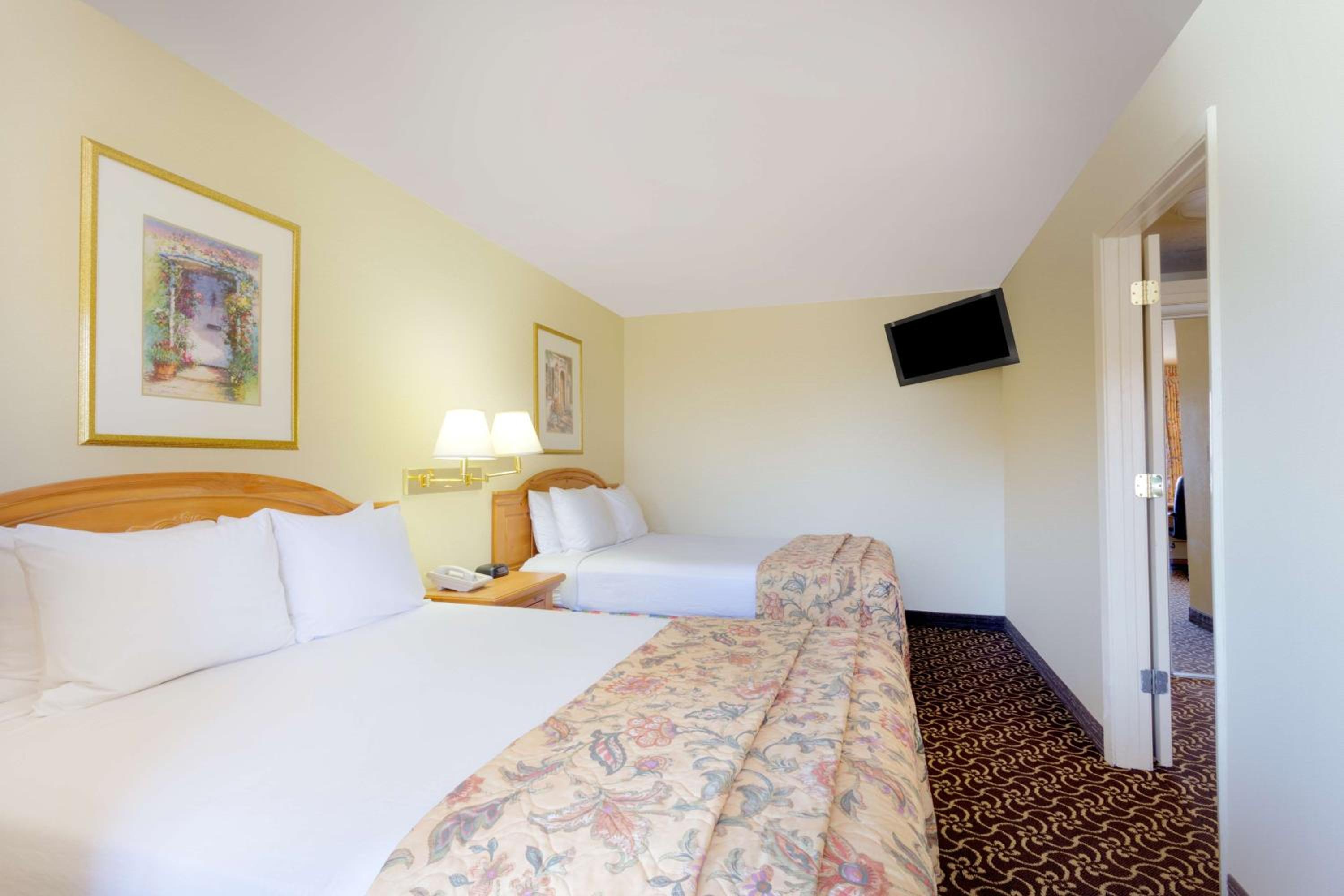 One-Bedroom Suite with Two Queen Beds - Smoking photo 1