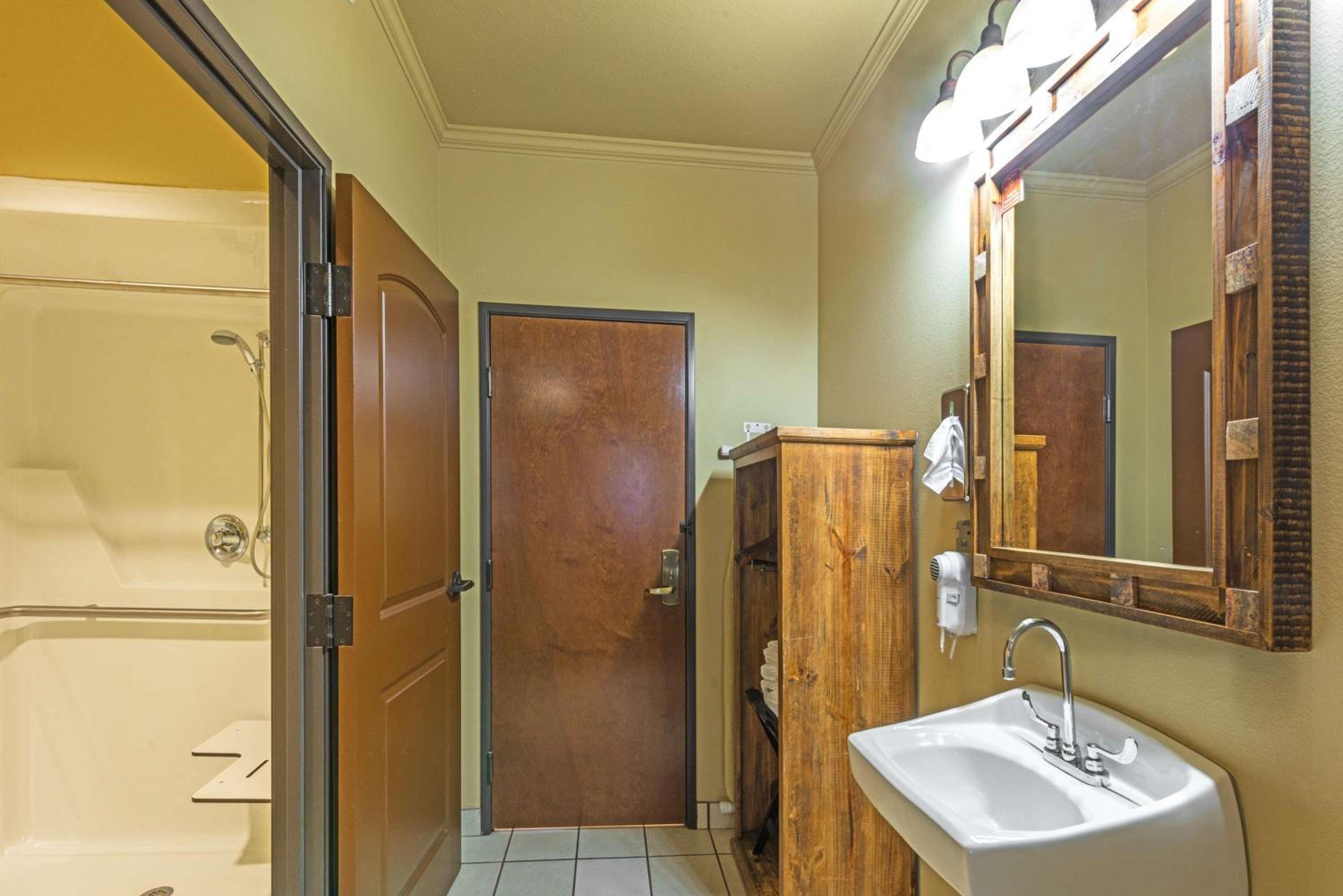Deluxe Room with Two Double Beds - Disability Access - Non-Smoking - Photo 2