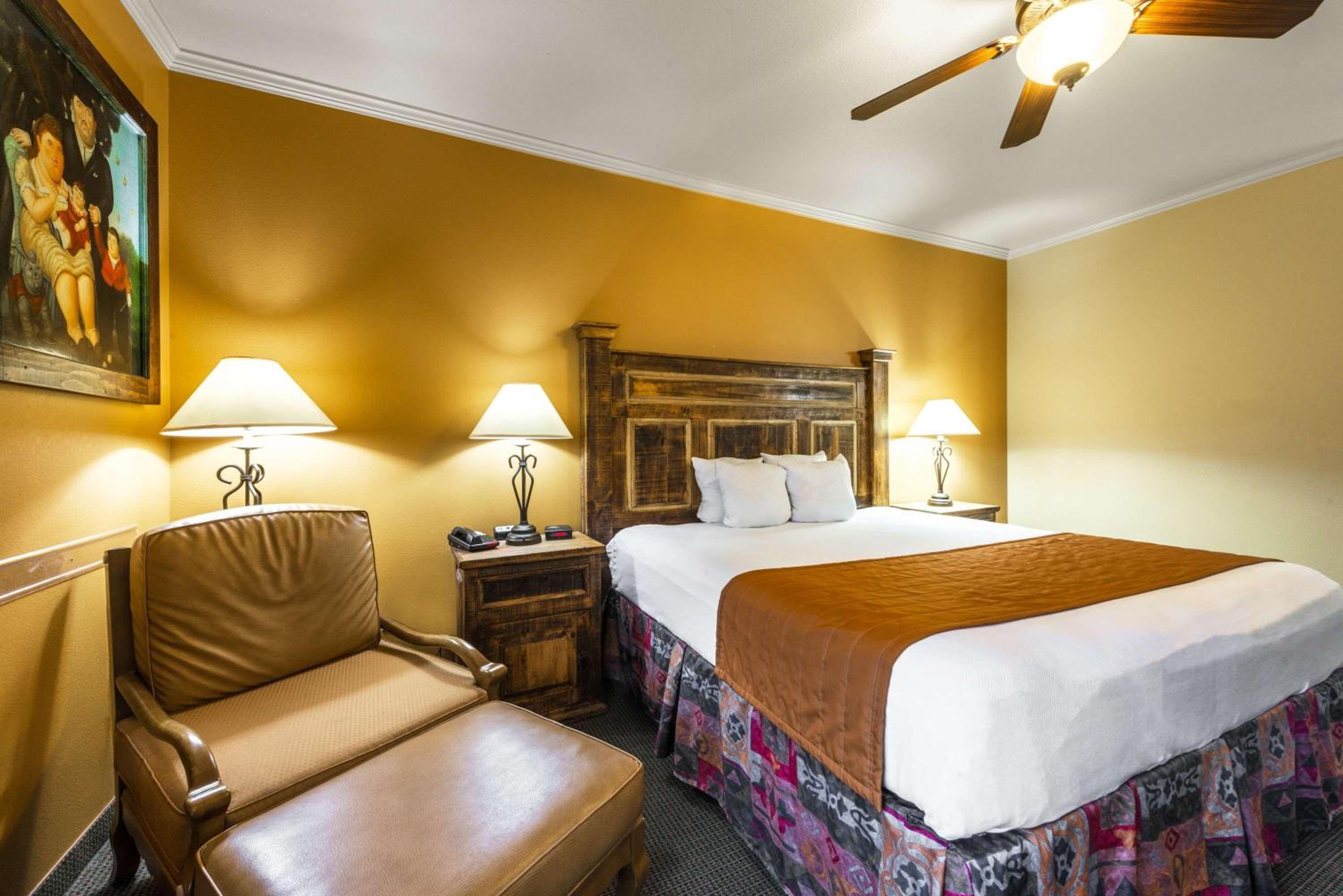King Room - Non-Smoking - Photo 10