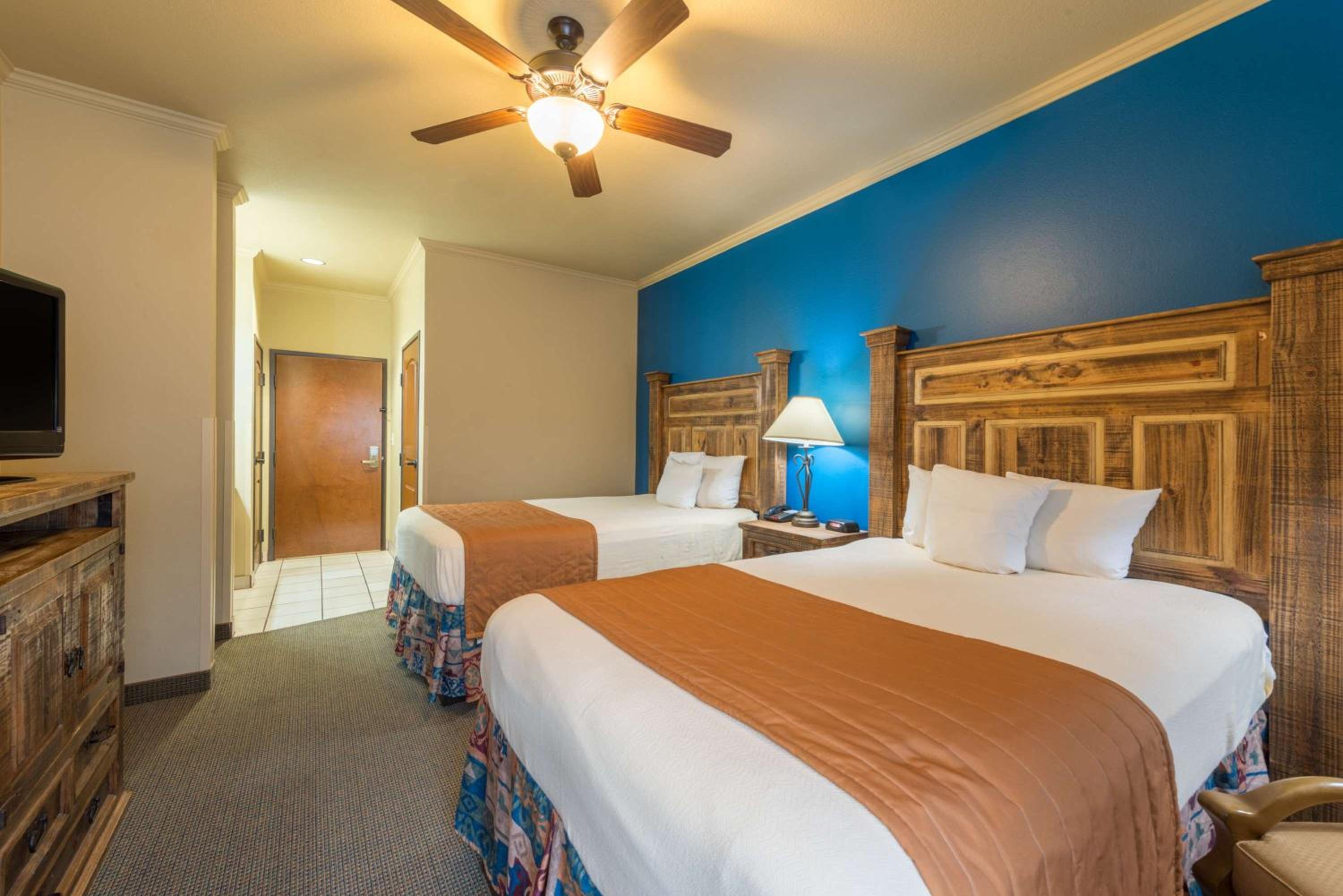 Standard Room with Two Double Beds - Non-Smoking - Photo 9